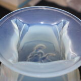 Vase en verre soufflé opalescent art déco par Sabino Paris 1920 1930