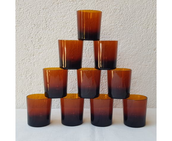 11 amber-coloured glasses