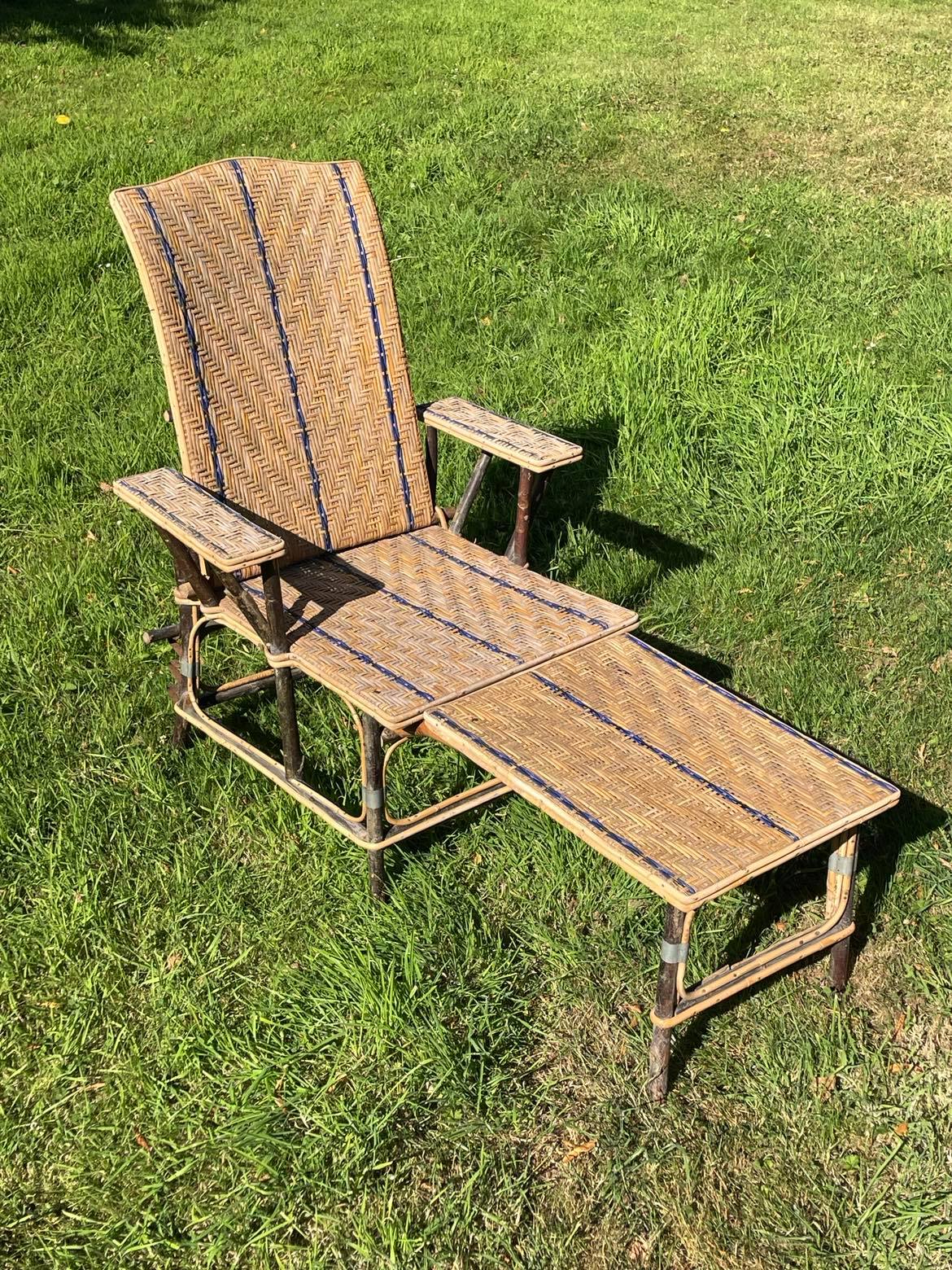 Braided wicker chaise longue, rattan and chestnut
