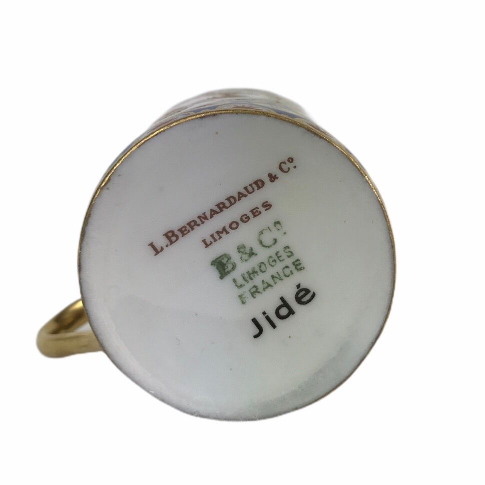 Paire de tasses Bernardaud aux oiseaux