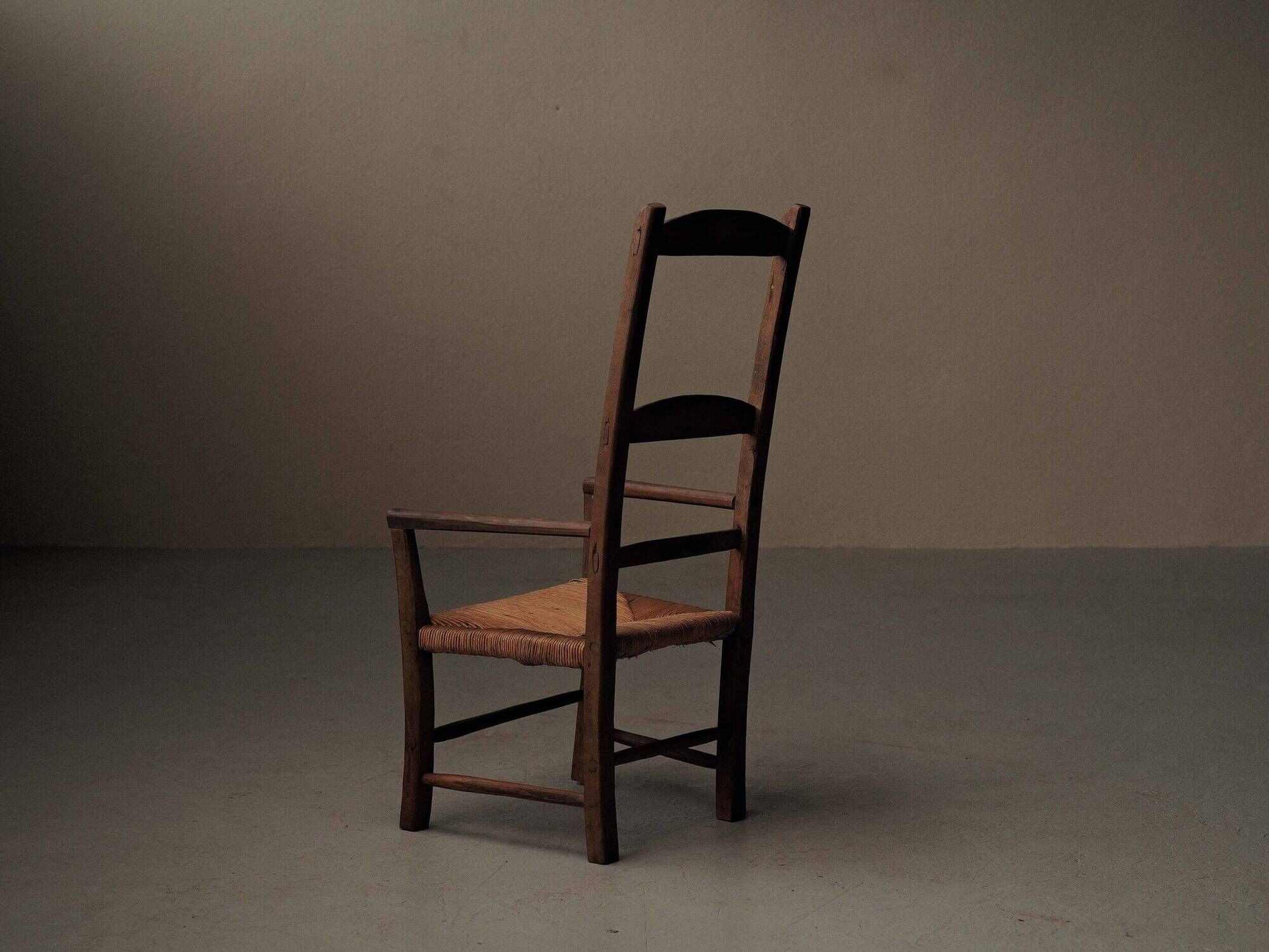 Old peasant armchair in solid wood and woven straw – Auvergne, 19th century.