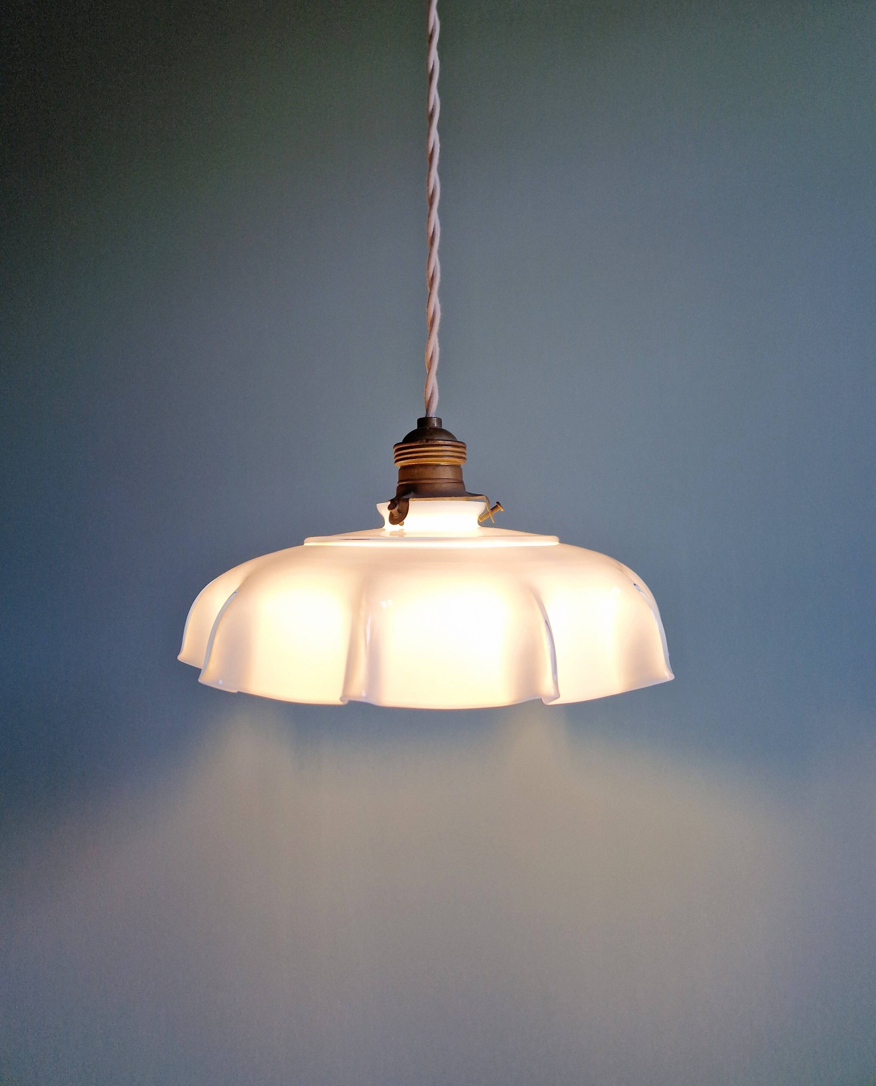 Suspension Art Déco en verre opaline mauve festonné, années 1920-30