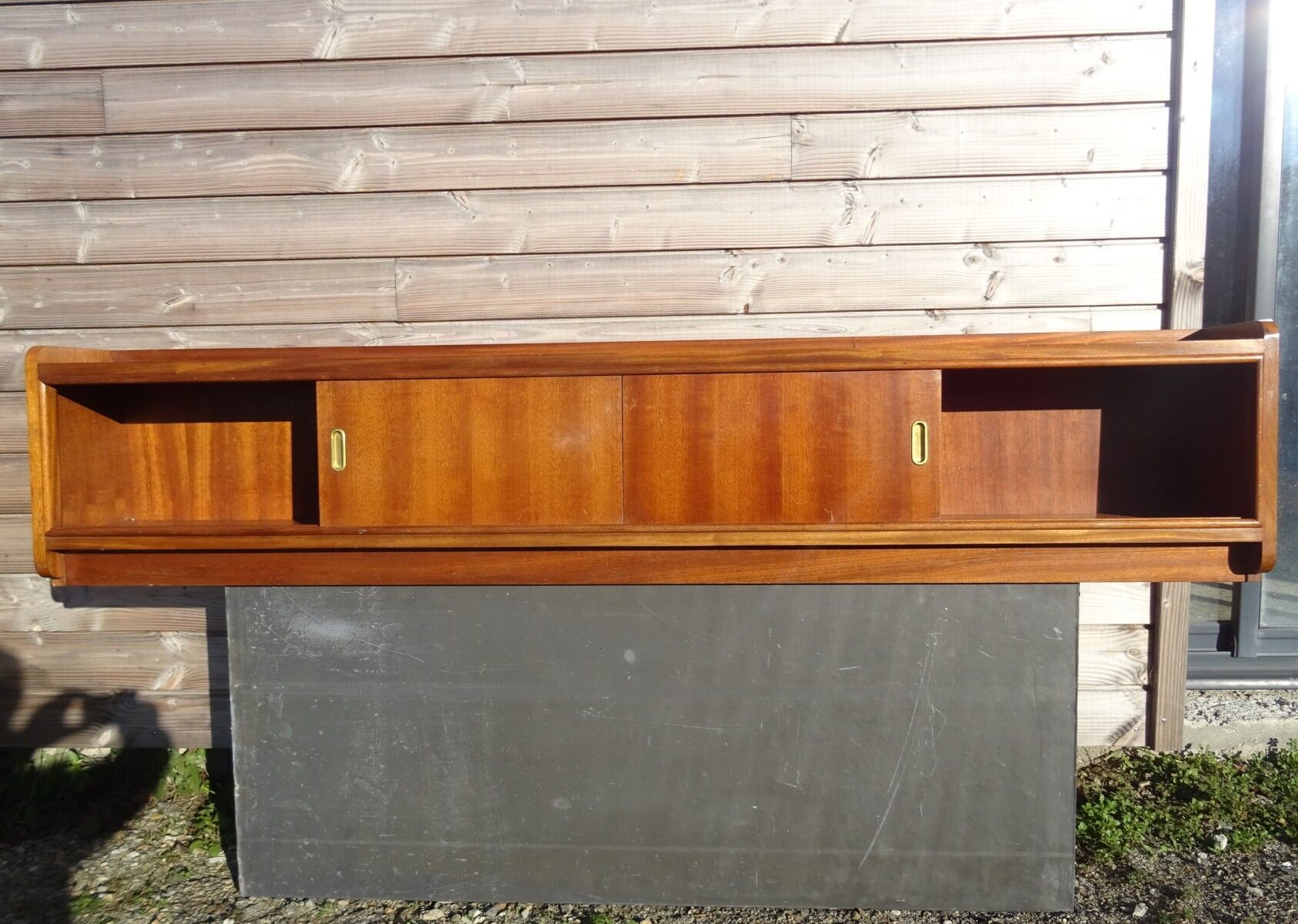 Cozy shelf 50s sliding doors