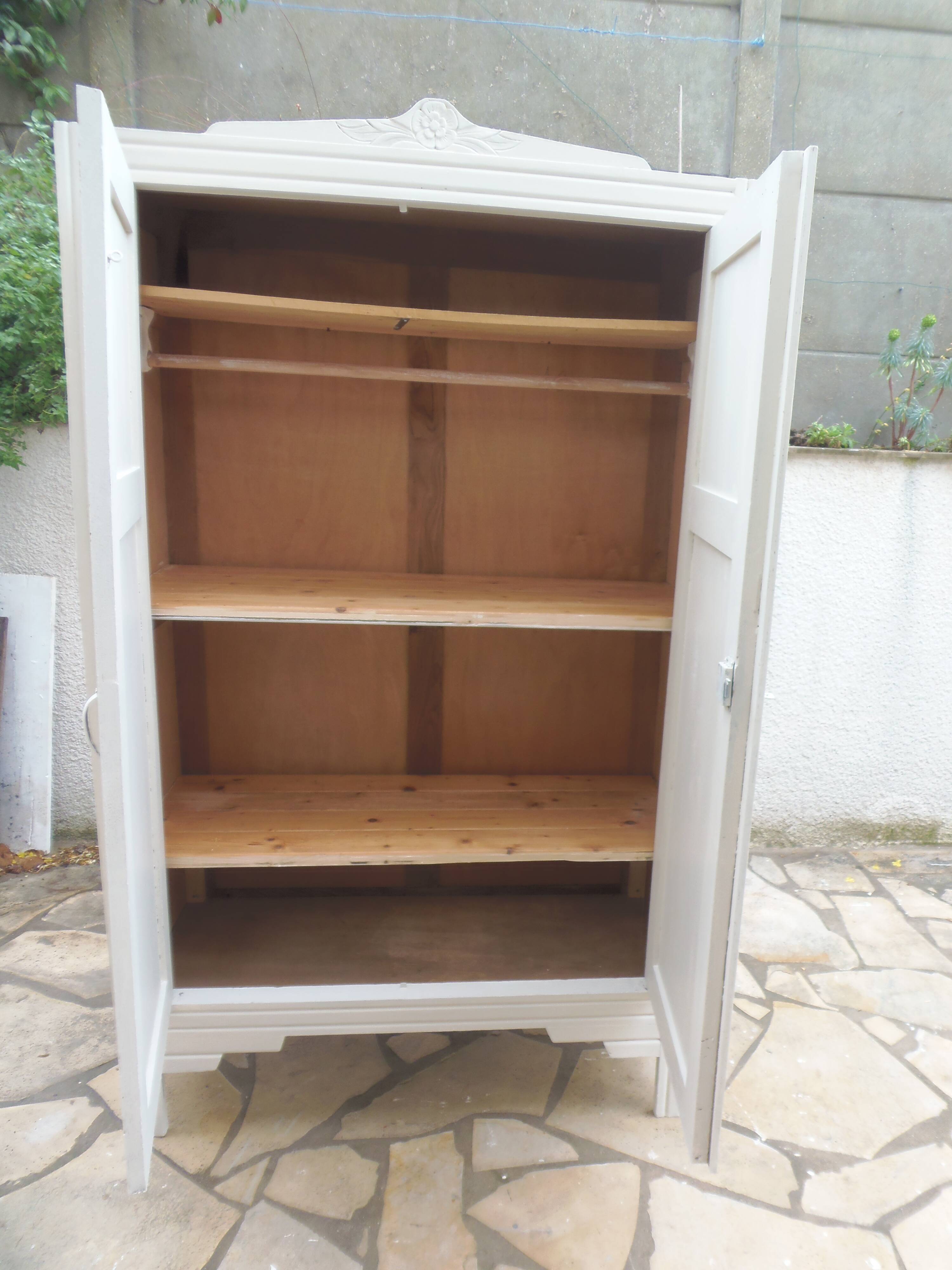 Armoire Art Déco réenchantée en beige.
