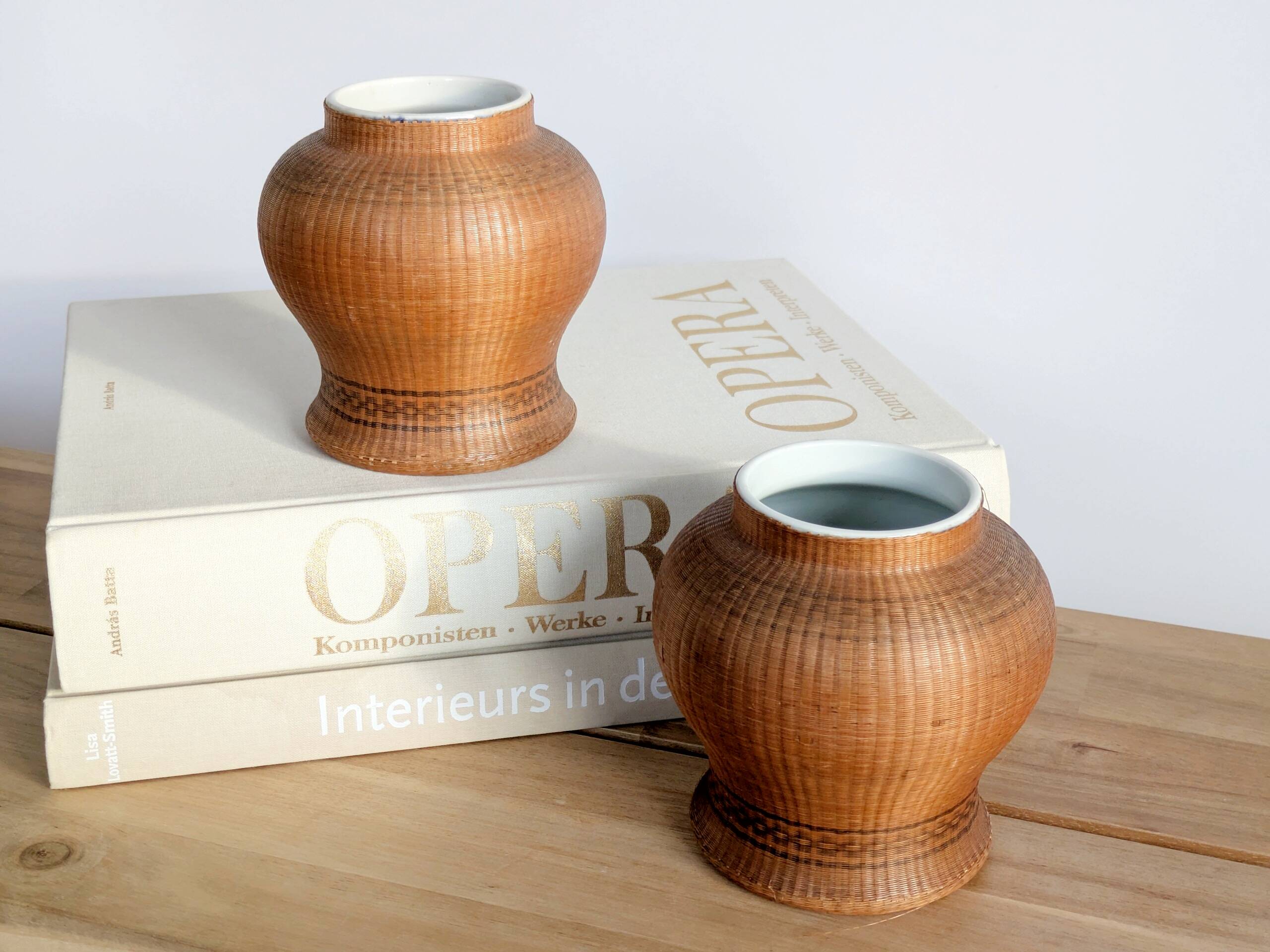 Pair of vintage Chinese vases in porcelain and woven bamboo.