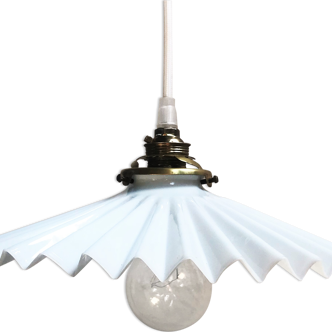 Suspension en opaline plissée blanche