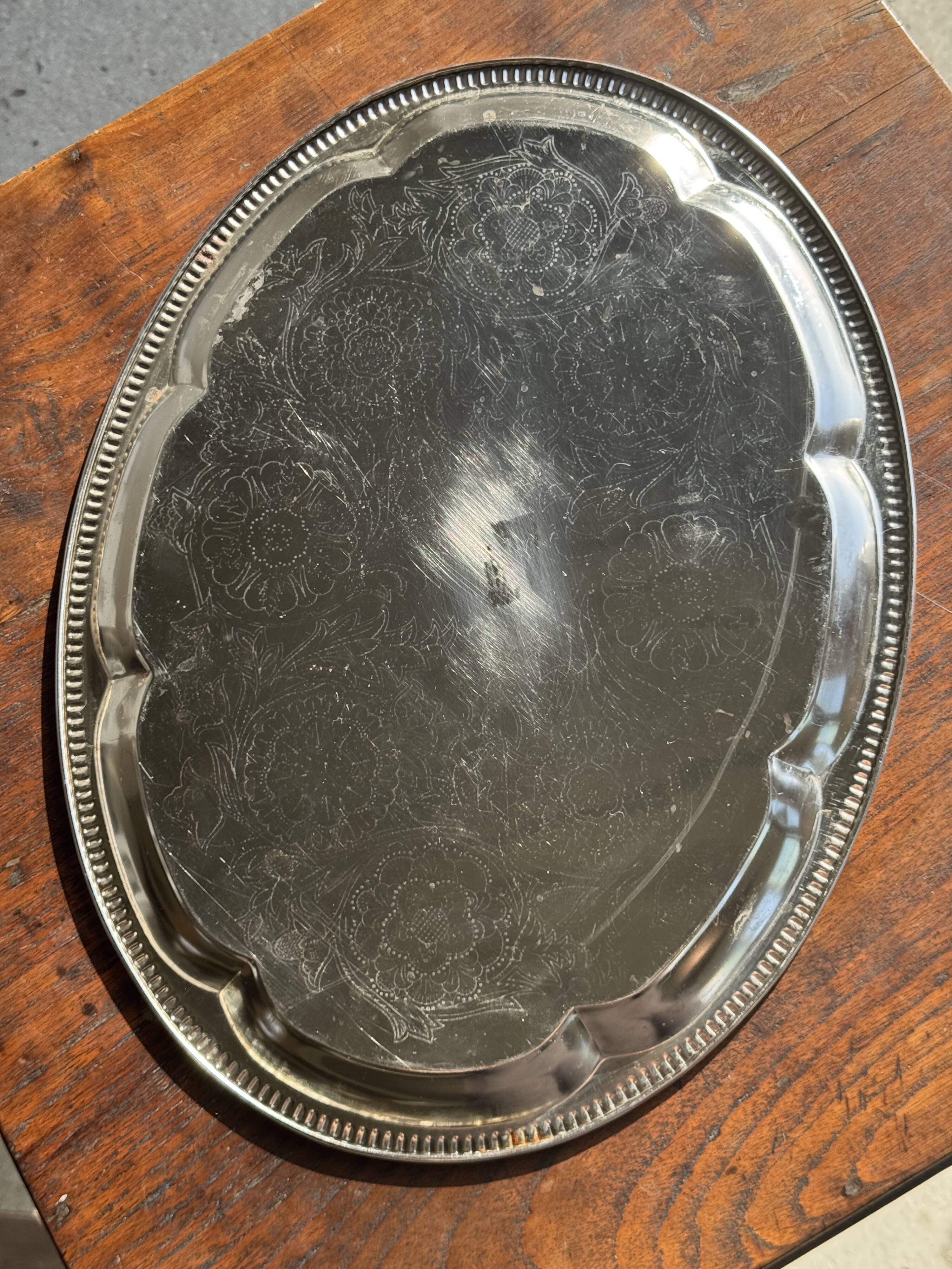 Large oval engraved platter in silver-plated metal 34x45.
