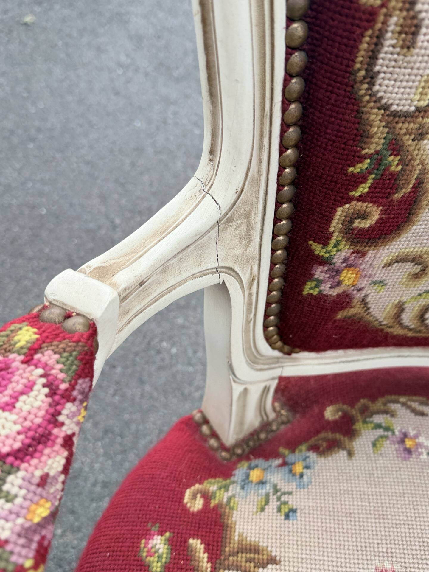 Pair of Louis XV style armchairs - Carved wood and floral upholstery