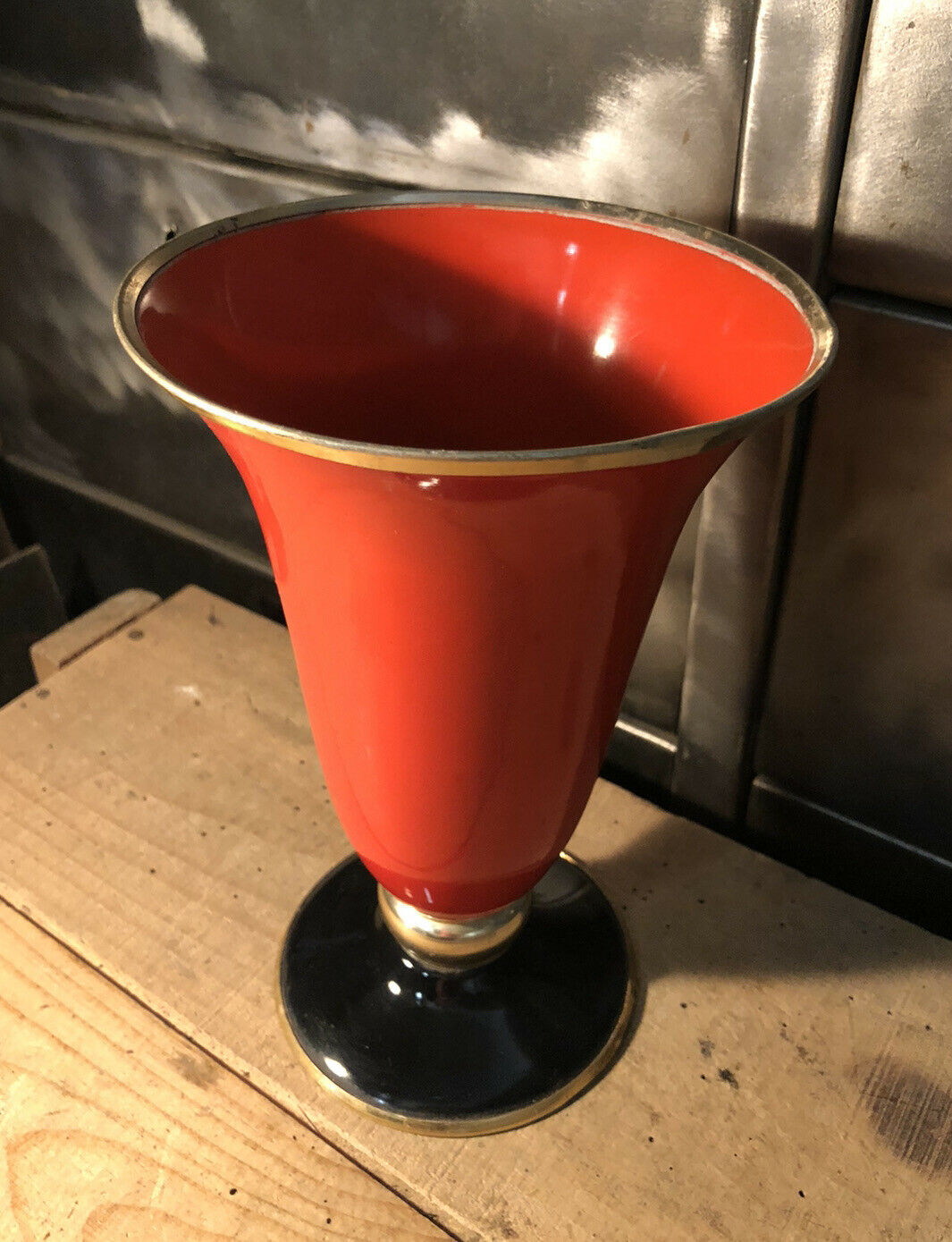 Cut vase on foot in red and black metal
