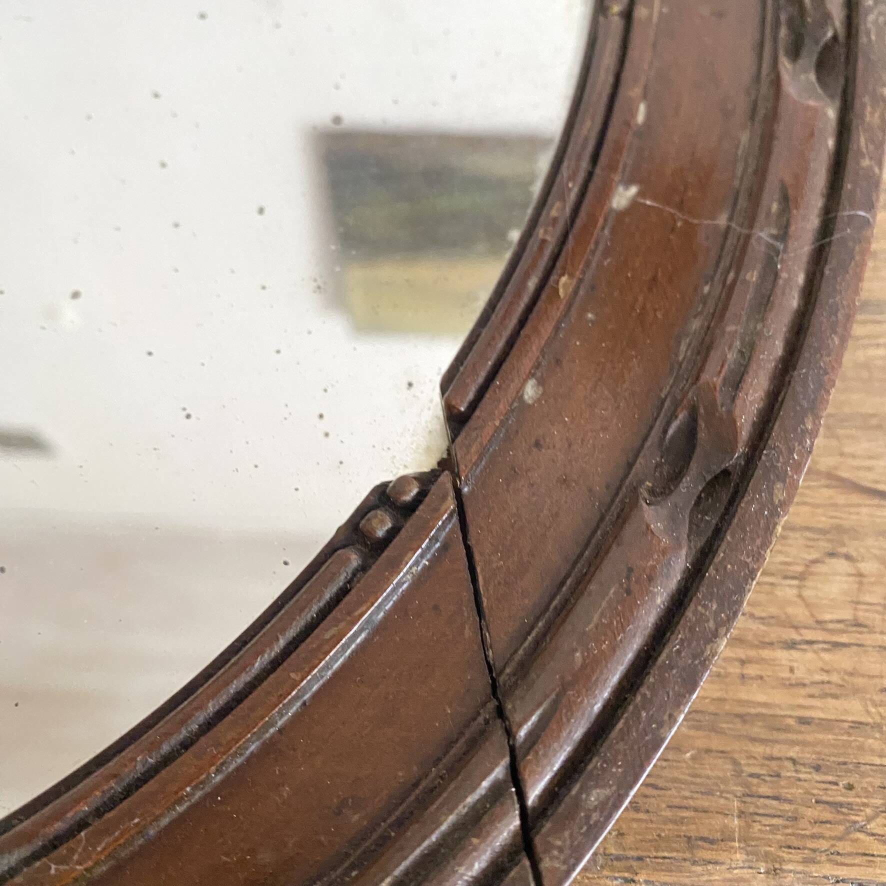 Miroir ovale mercure en bois sculpté décor nœud ruban 37X52