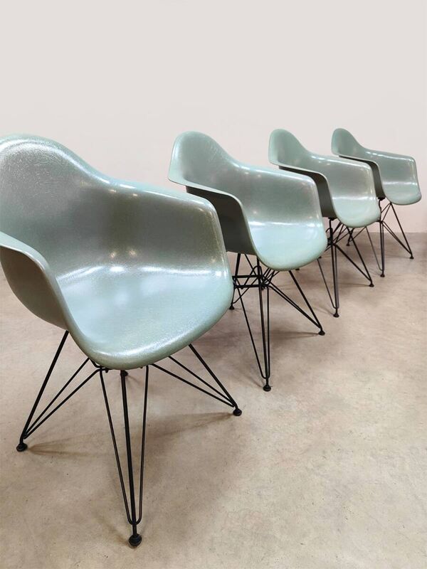 3 chaises DAR en fibre de verre Charles & Ray Eames par Vitra