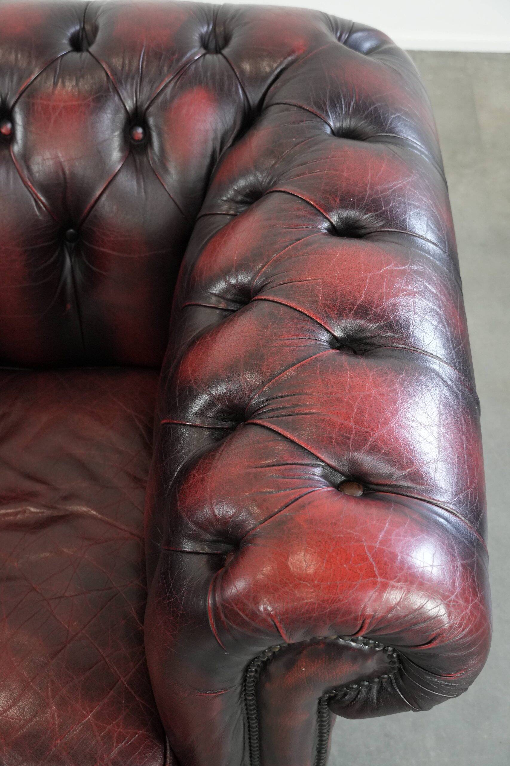 Cowhide leather English chesterfield armchair on wheels