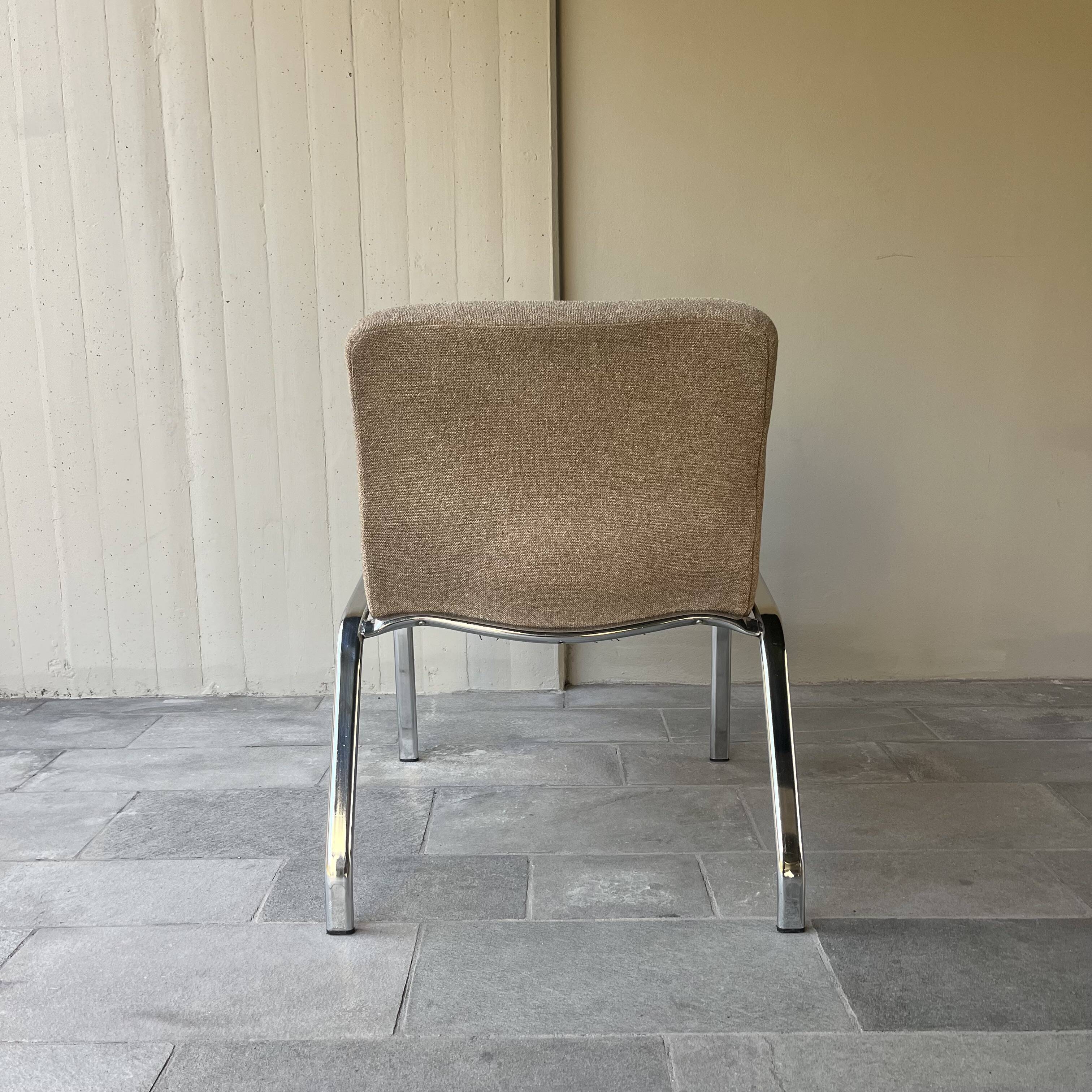 Fauteuil bas vintage chrome et tissu gris/beige