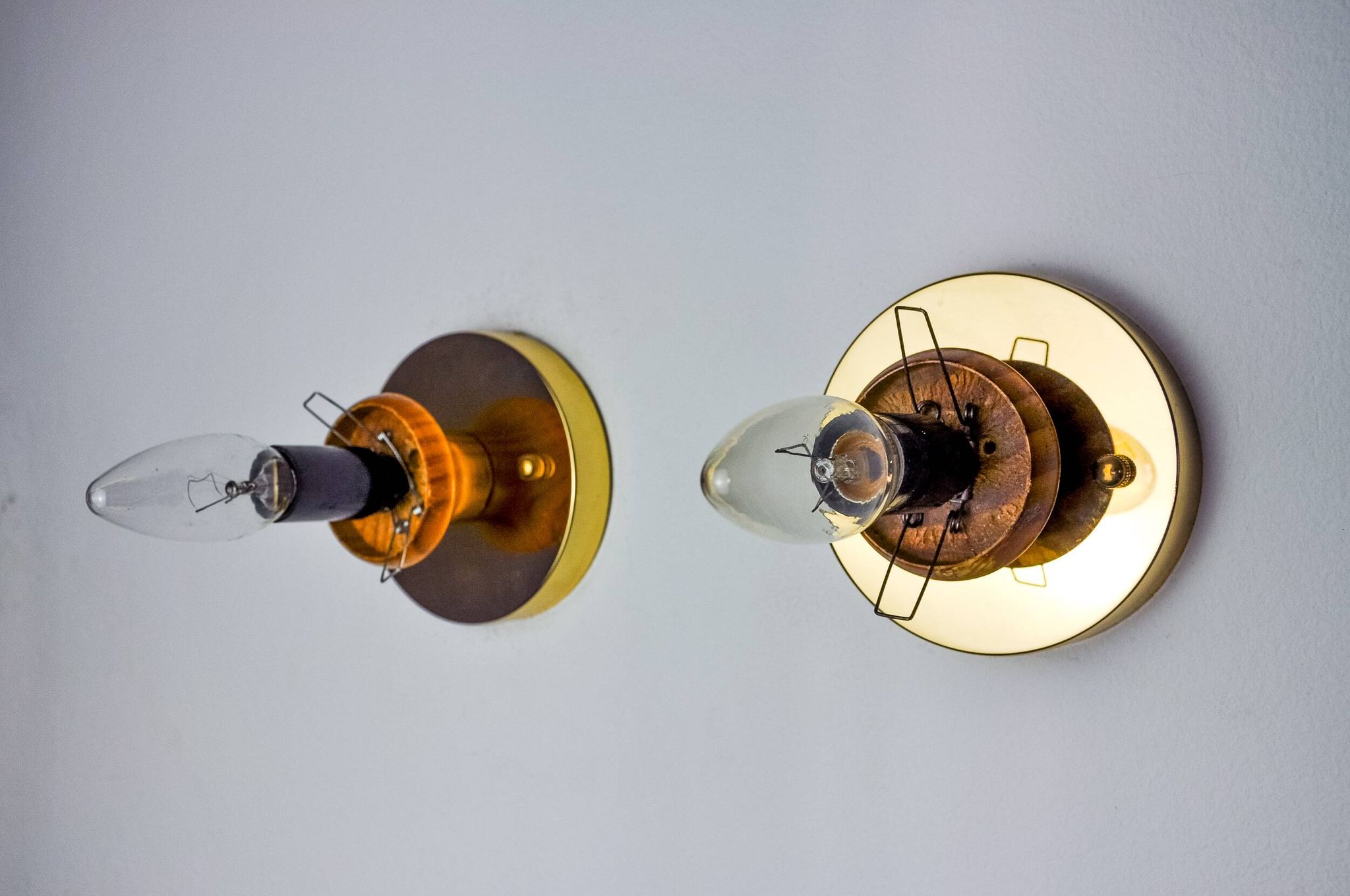 Pair of "cocoon" wall lights, resin and pine, Italy, 1970