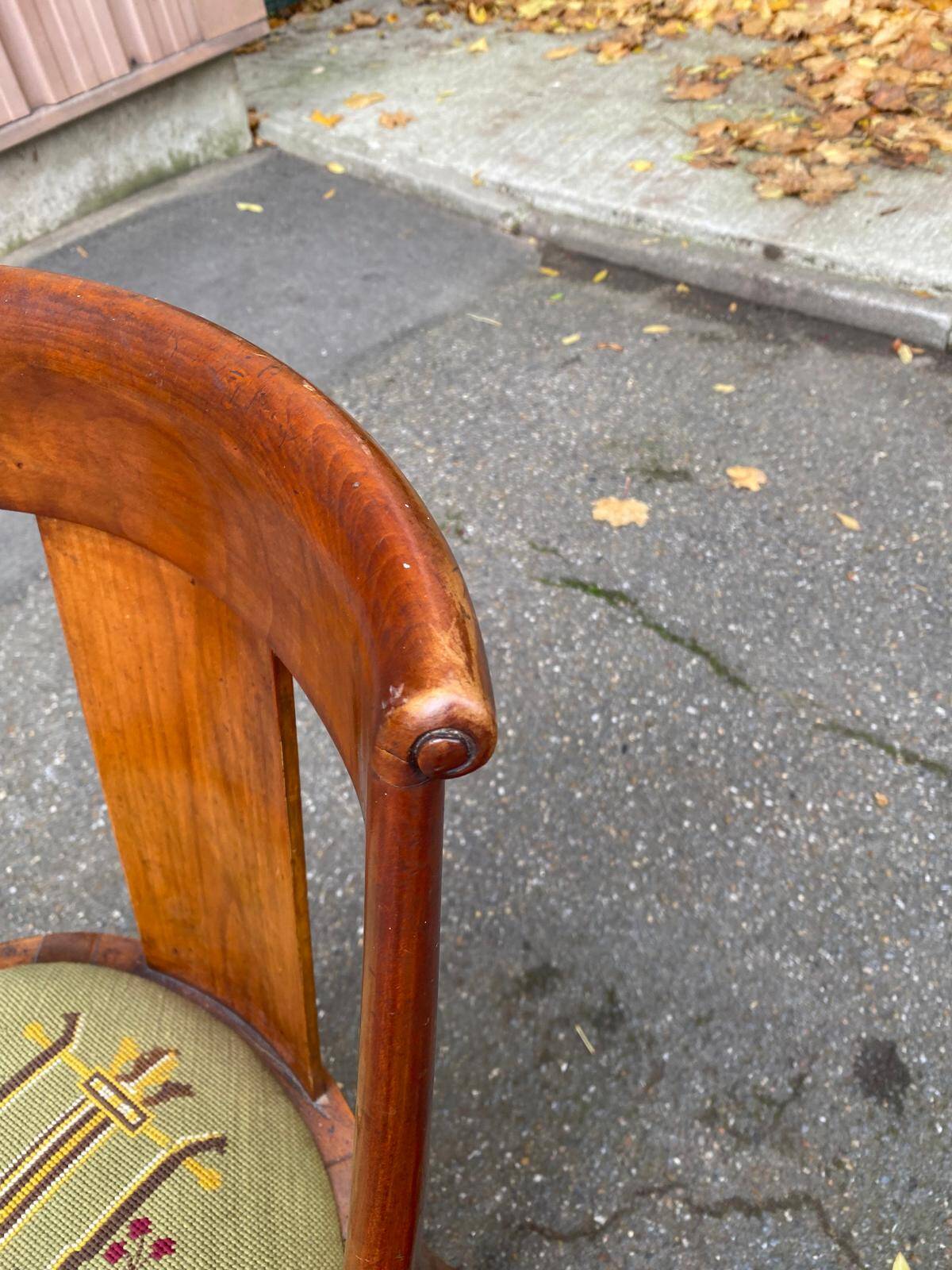 8 gondola chairs in solid wood and green and blue fabric