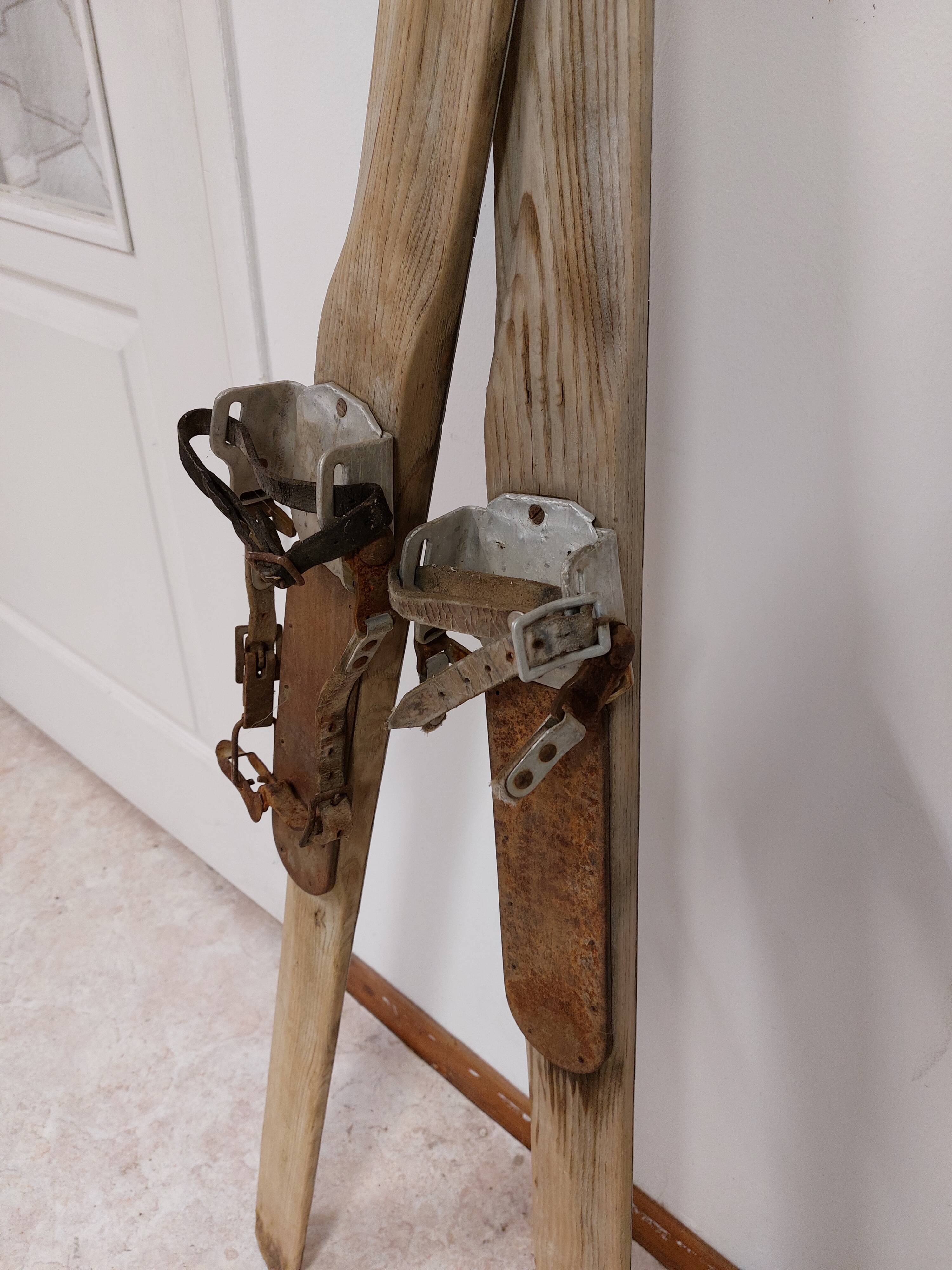 Pair of old skis in wood and zinc 175 cm
