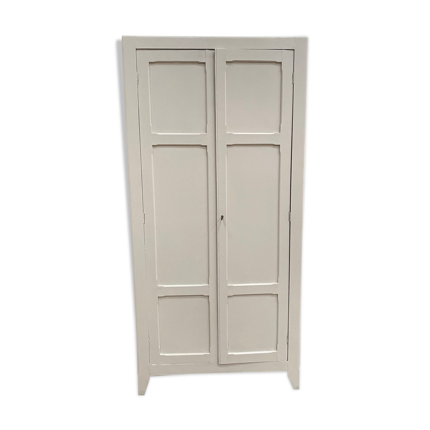 Chalk white Parisian wardrobe