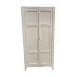 Chalk white Parisian wardrobe
