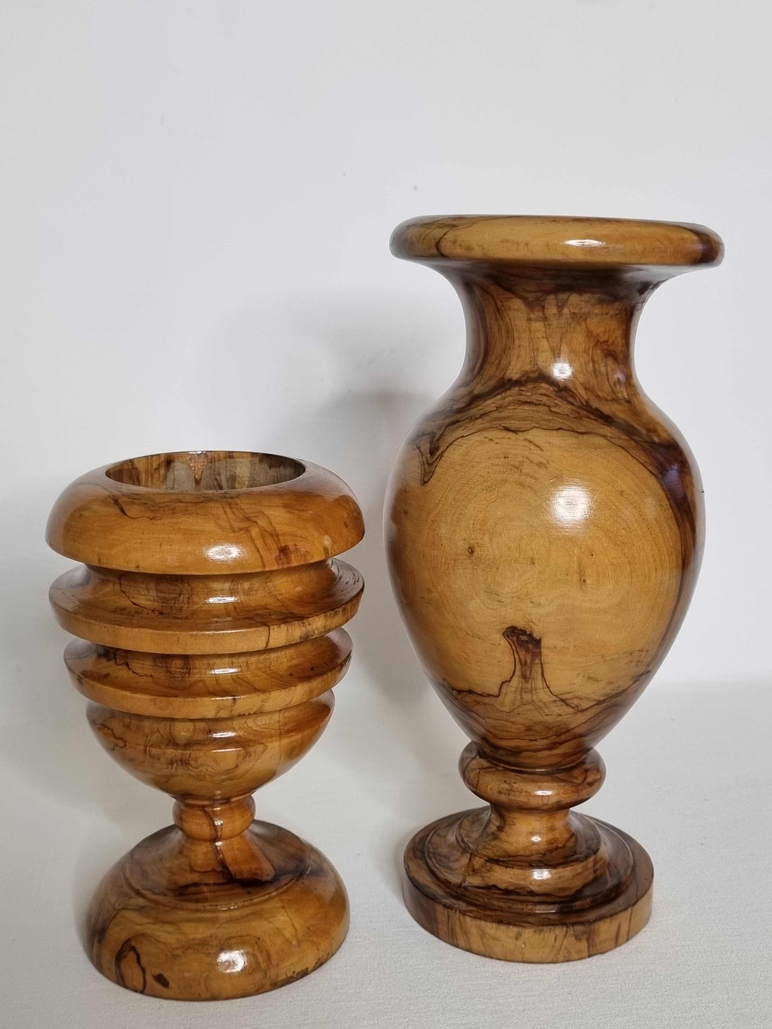 Two decorative vases in turned olive wood, 27 cm