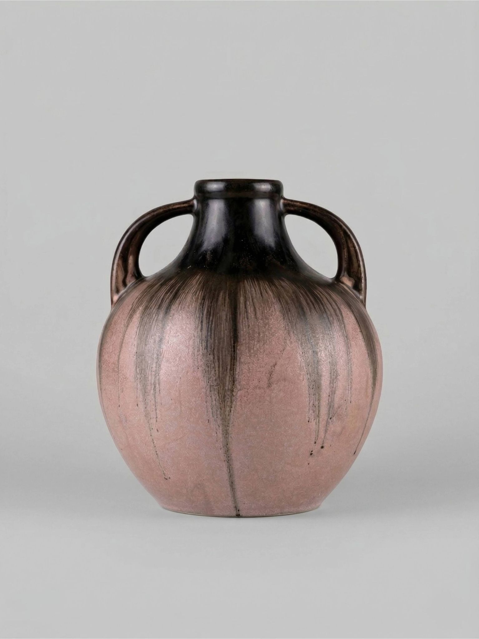 Vase en grès signé Méténier, double anse, émail flammé rose et noir