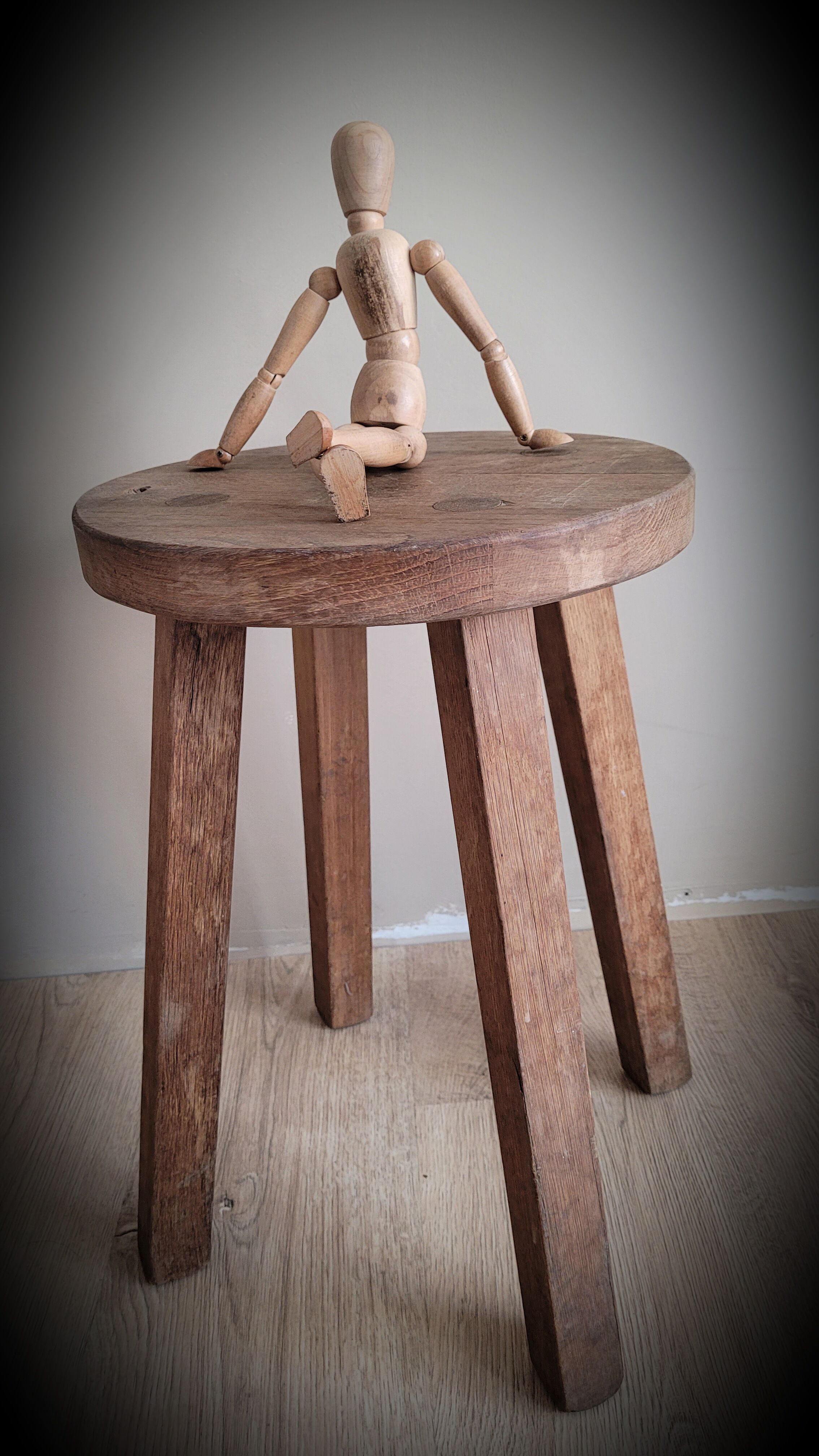 Round workshop stool