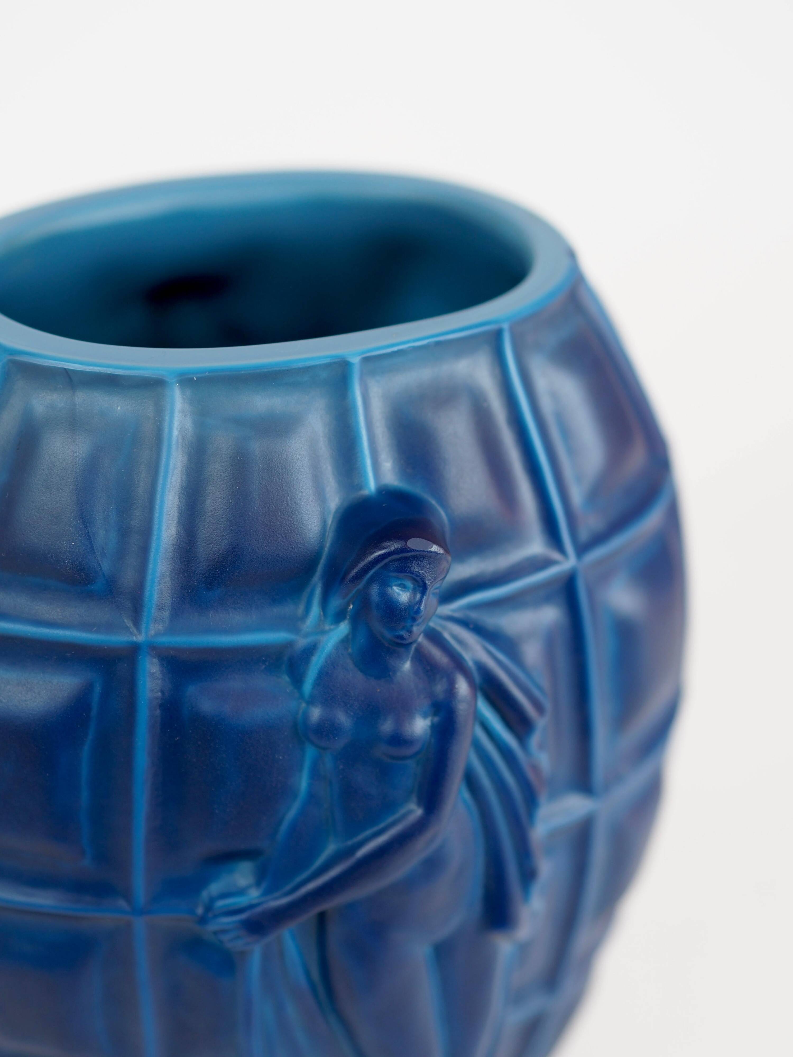 Vase Art Déco "Ingrid" en verre opaque bleu lapis par Henry Schlevogt