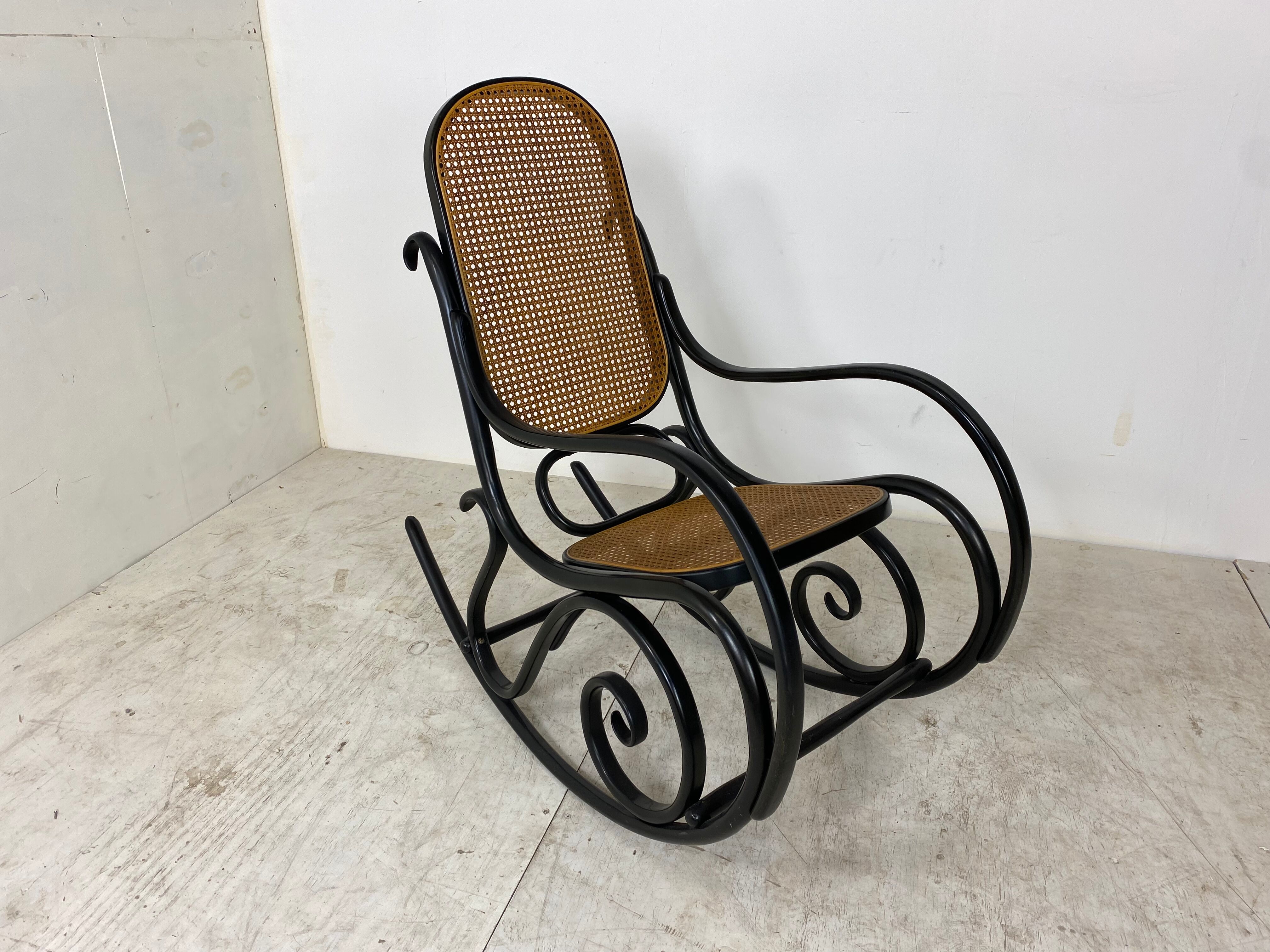 Vintage rocking-flesh in curved wood Michael Thonet
