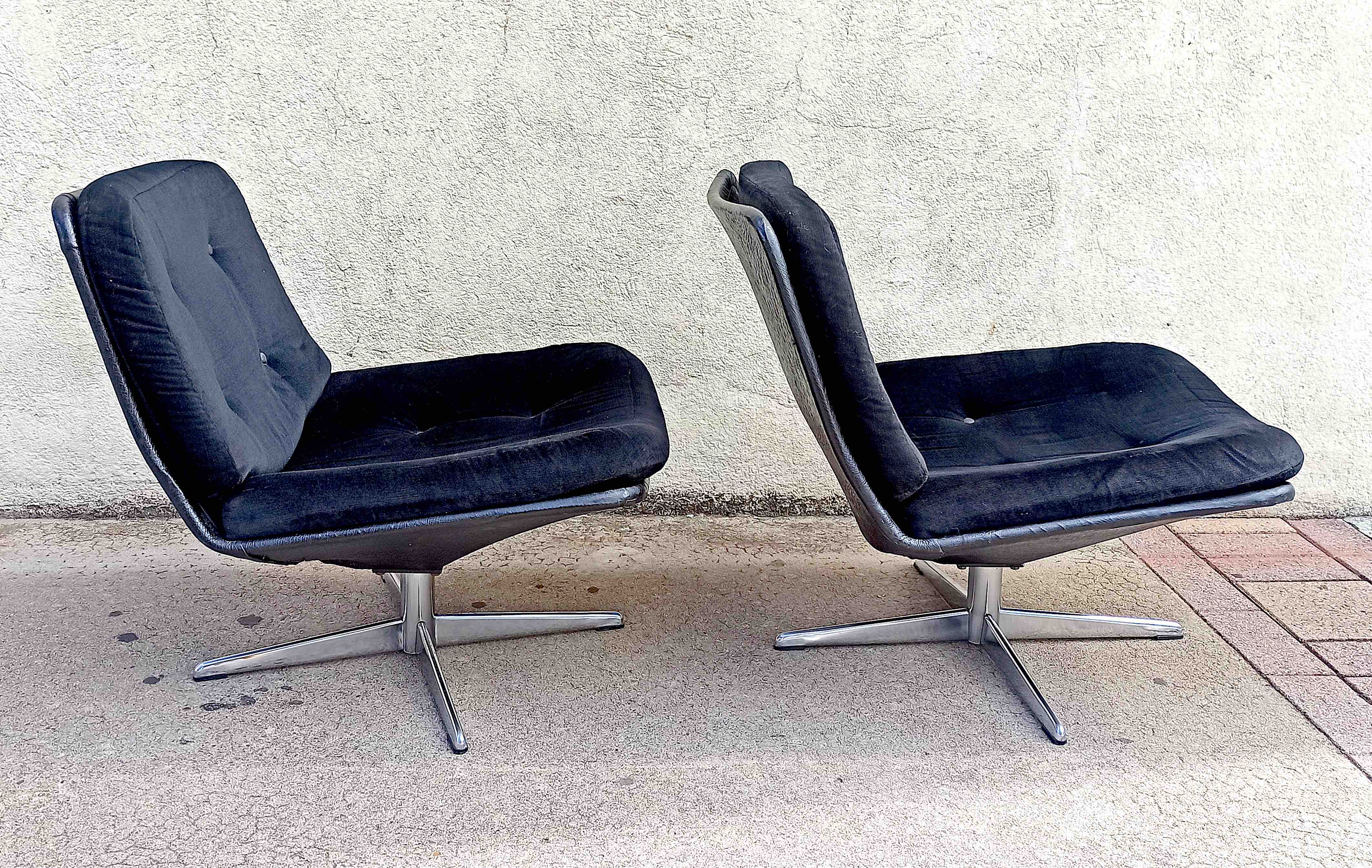 Paire de chauffeuses années 70 velours et skaï
