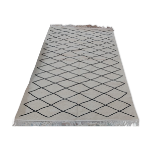 Tapis blanc et noir berbère fait
