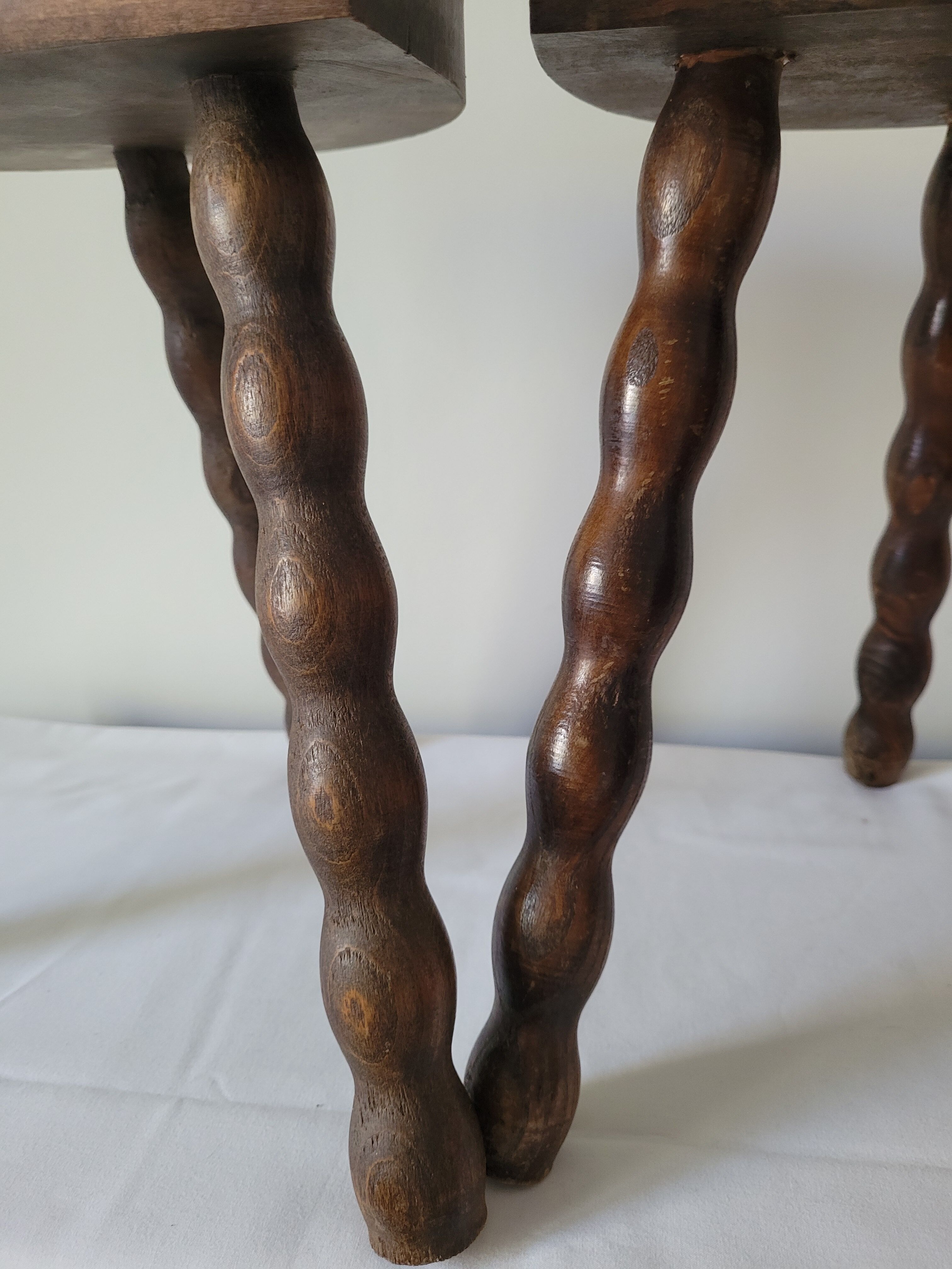 Duo de tabourets brutalistes demi-lunes