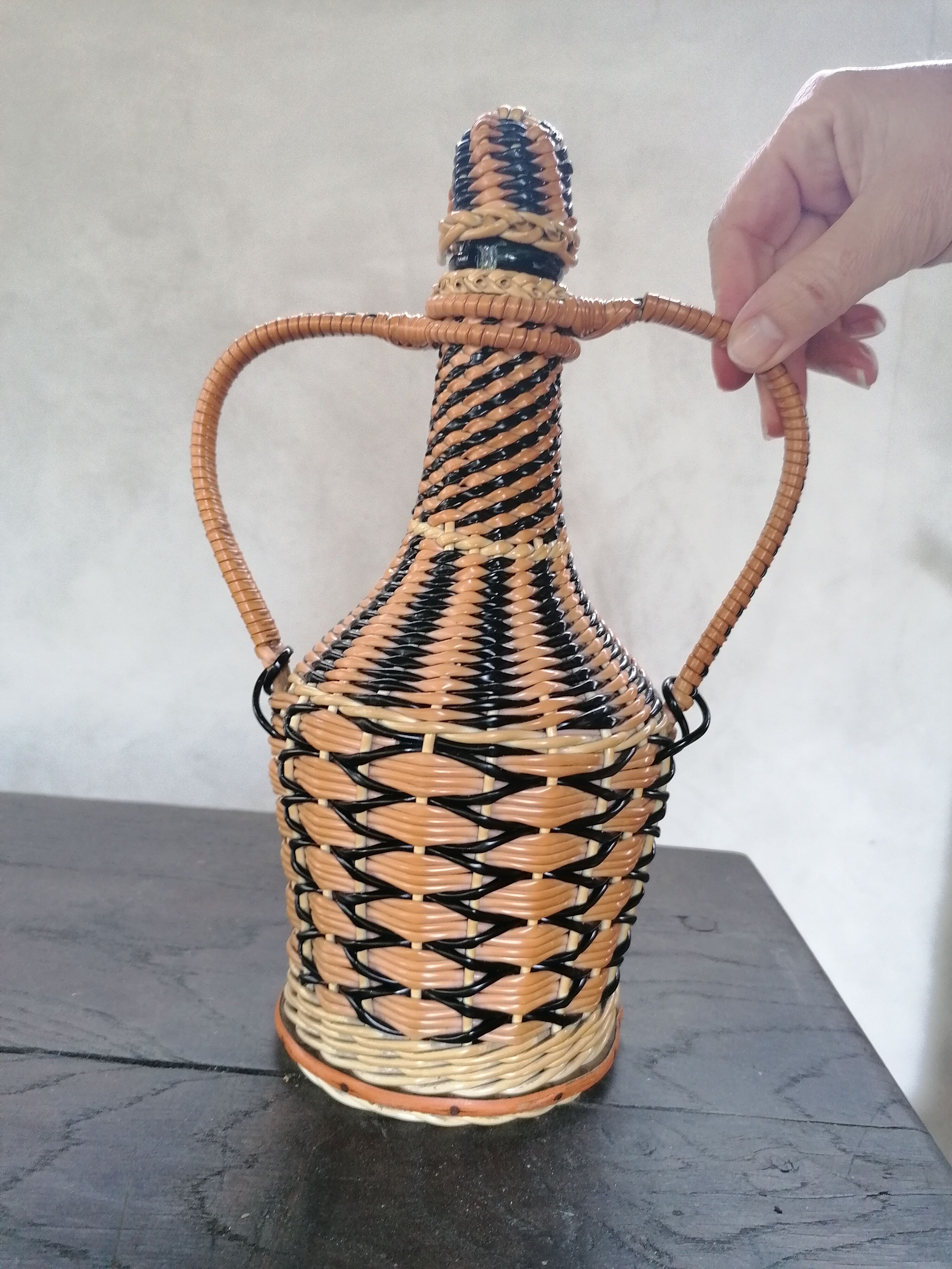 Black and orange scoubidou bottle