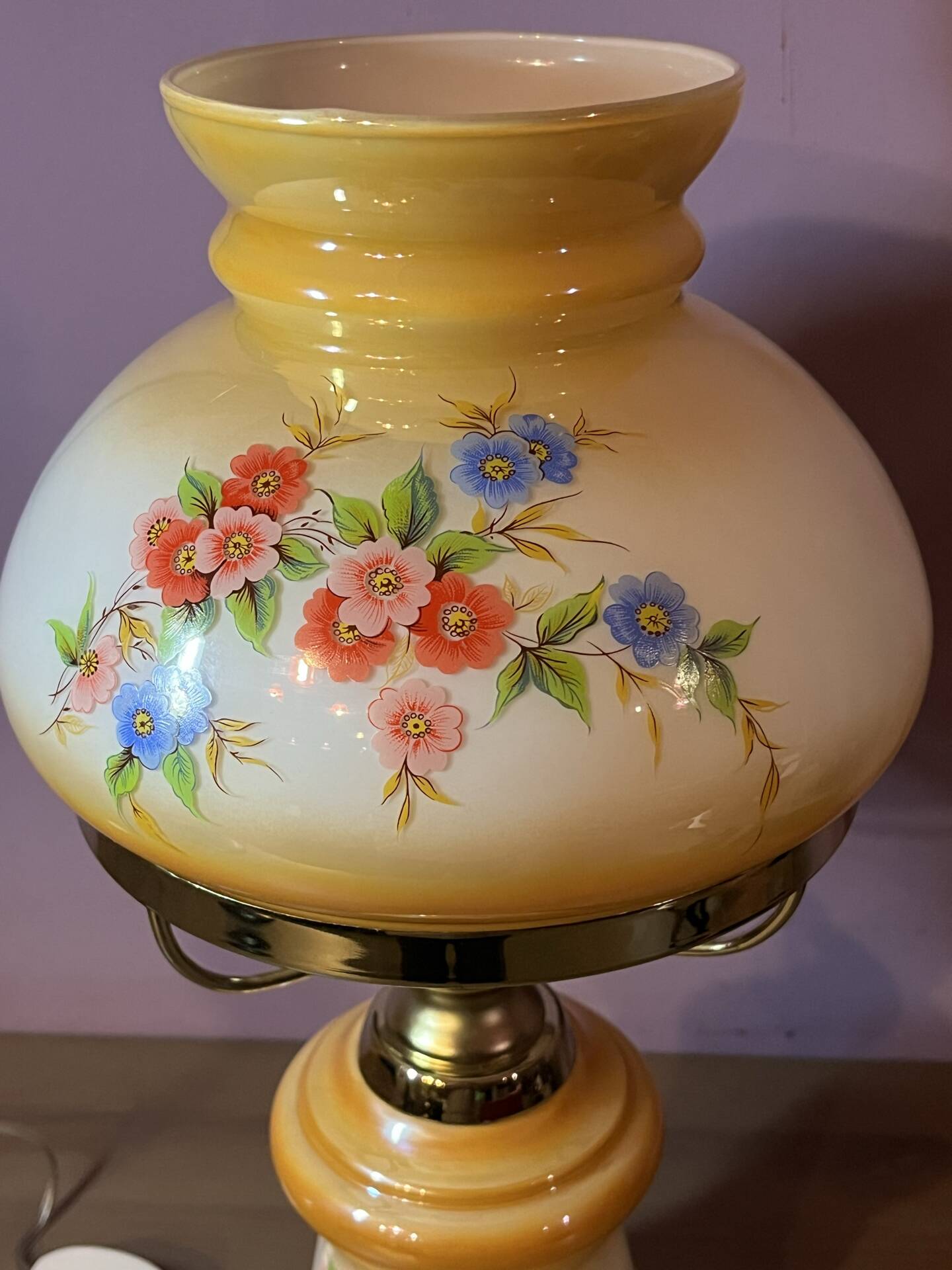 Large "hurricane" table lamp in opaline glass, brand new.