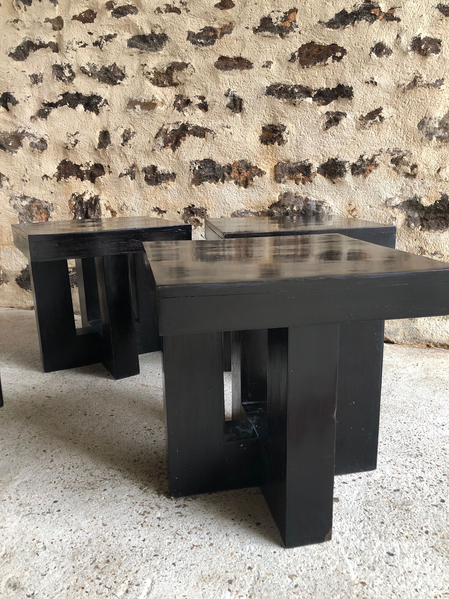 Paire de tables de chevet en bois exotique noirci