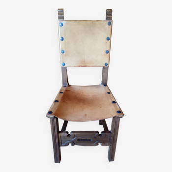Chaise avec assise en cuir. style médiéval gothique espagnol catalan. Disponible en 4 exemplaires