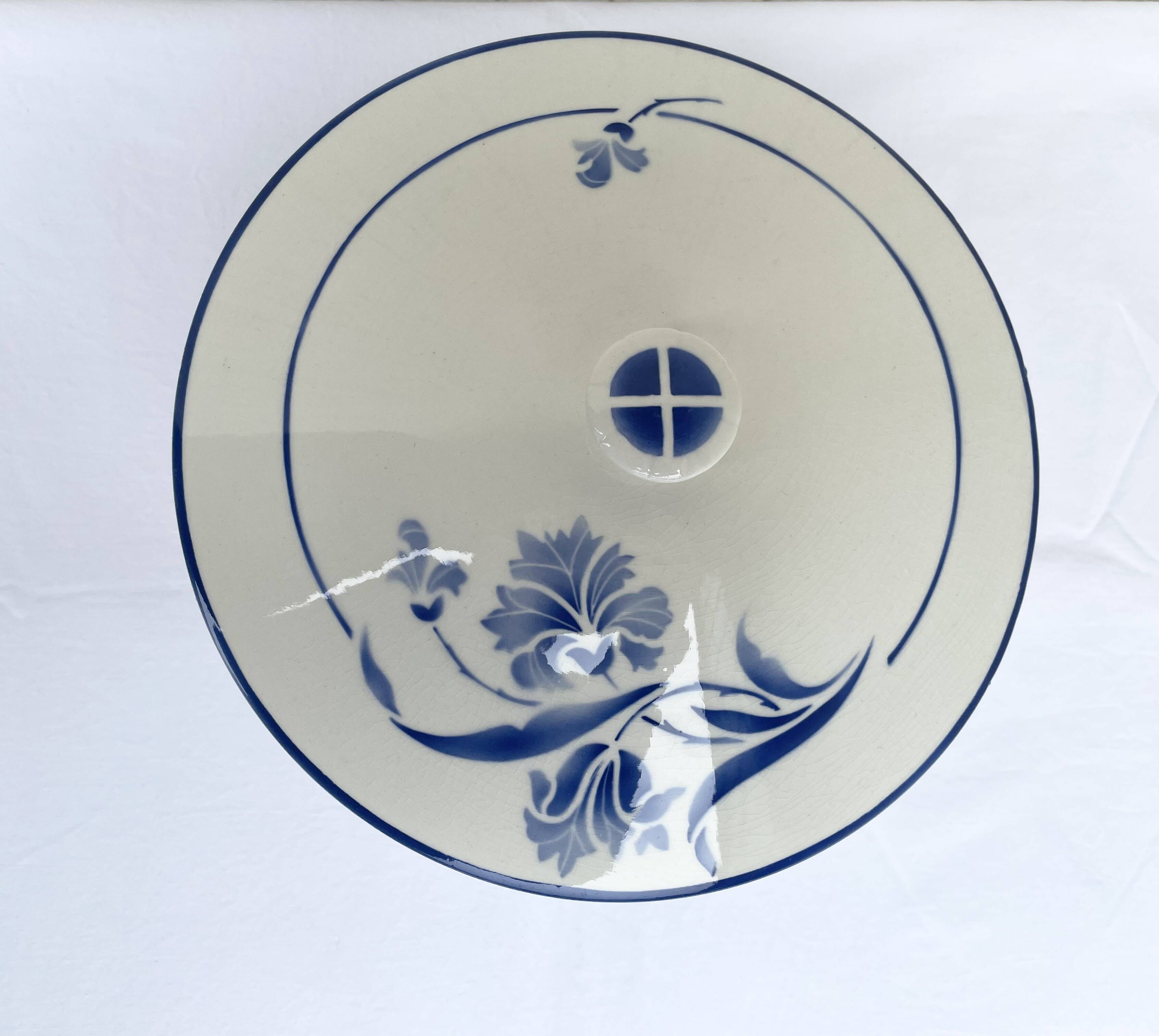 Antique GIEN soup tureen model "Alberic" from the 1940s.