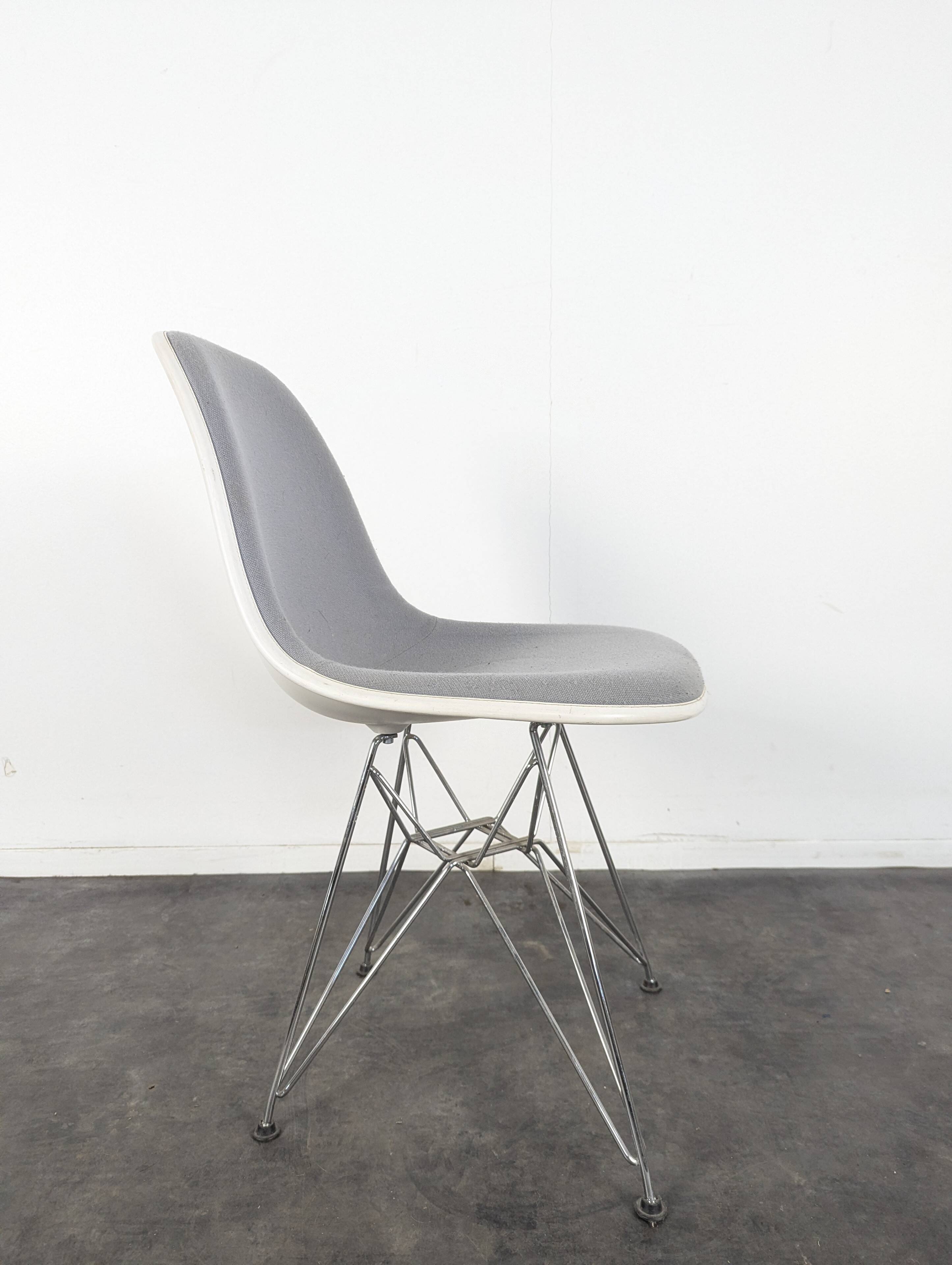Chaise Vitra Eames DSR rembourrée grise