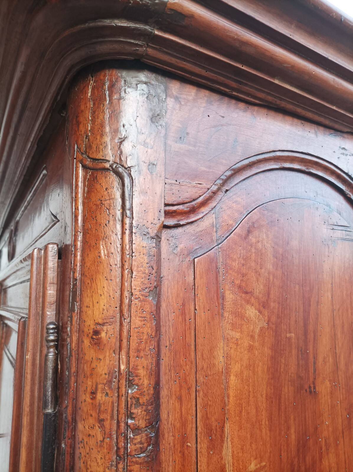 Louis XIV walnut buffet with 4 doors from the 18th century.