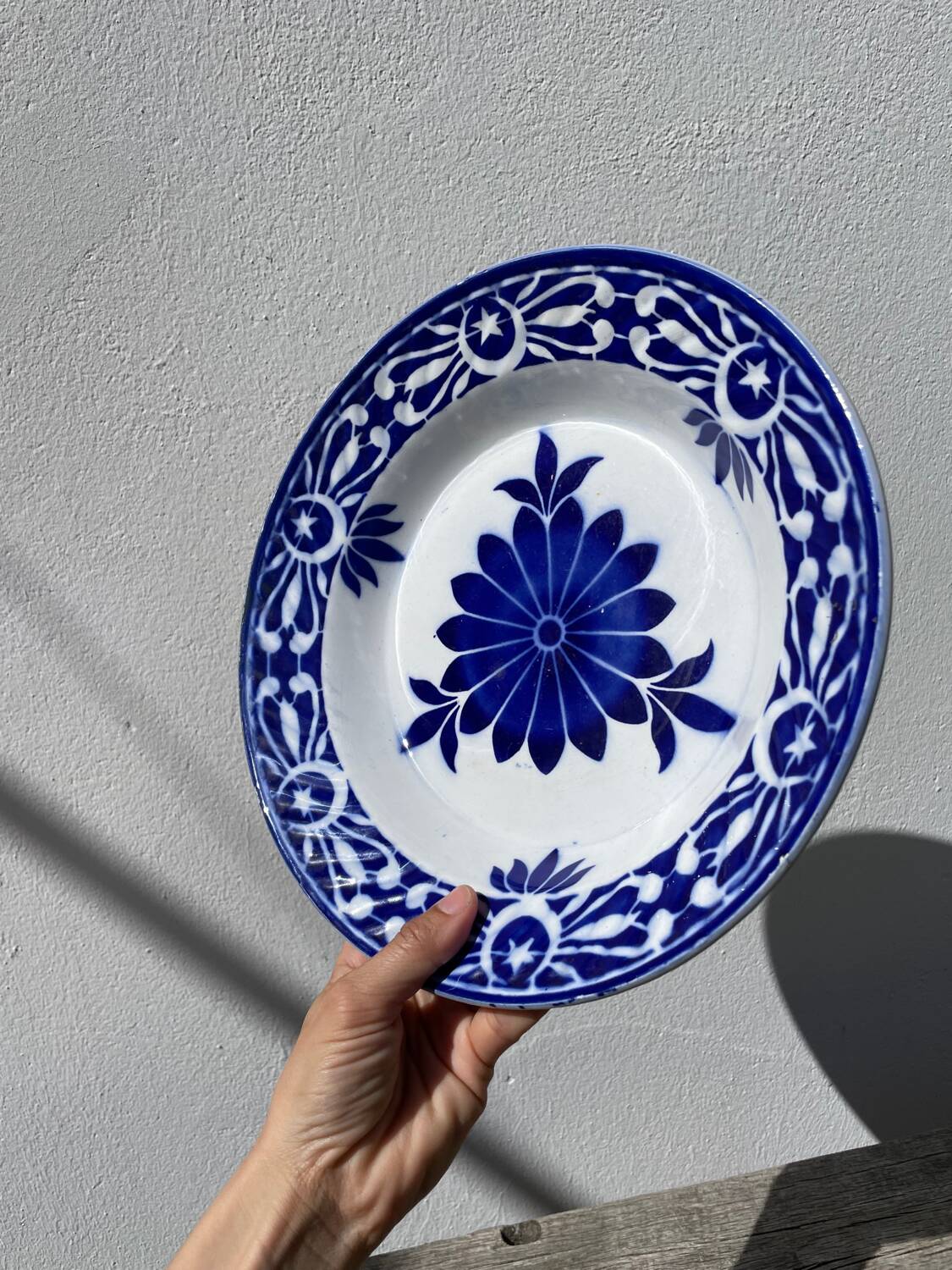 Round hollow ceramic dish with Saint Amand flower