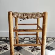 Tabouret bas vintage en bois et assise paillée