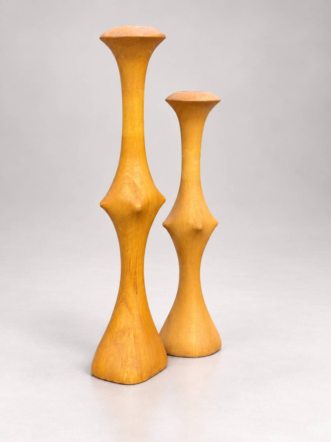 Pair of sculptural turned wood candlesticks – Vintage 1960s-1970s