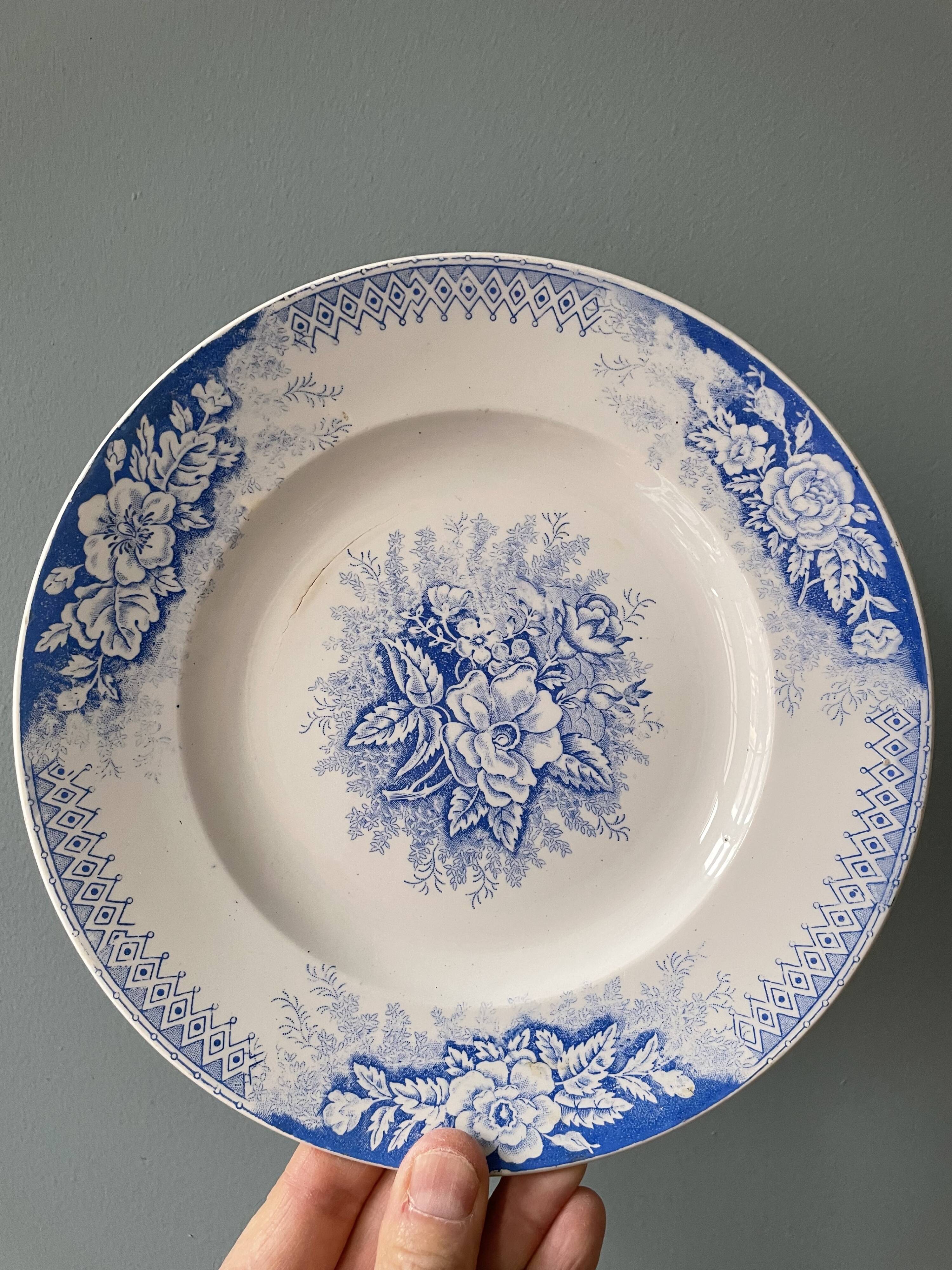 Set of 2 flat plates St Amand and Hamage, Model Planter