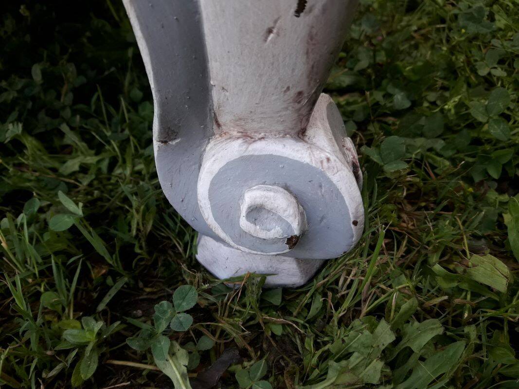Bonnetière, standing man, Louis XV, 18th century walnut
