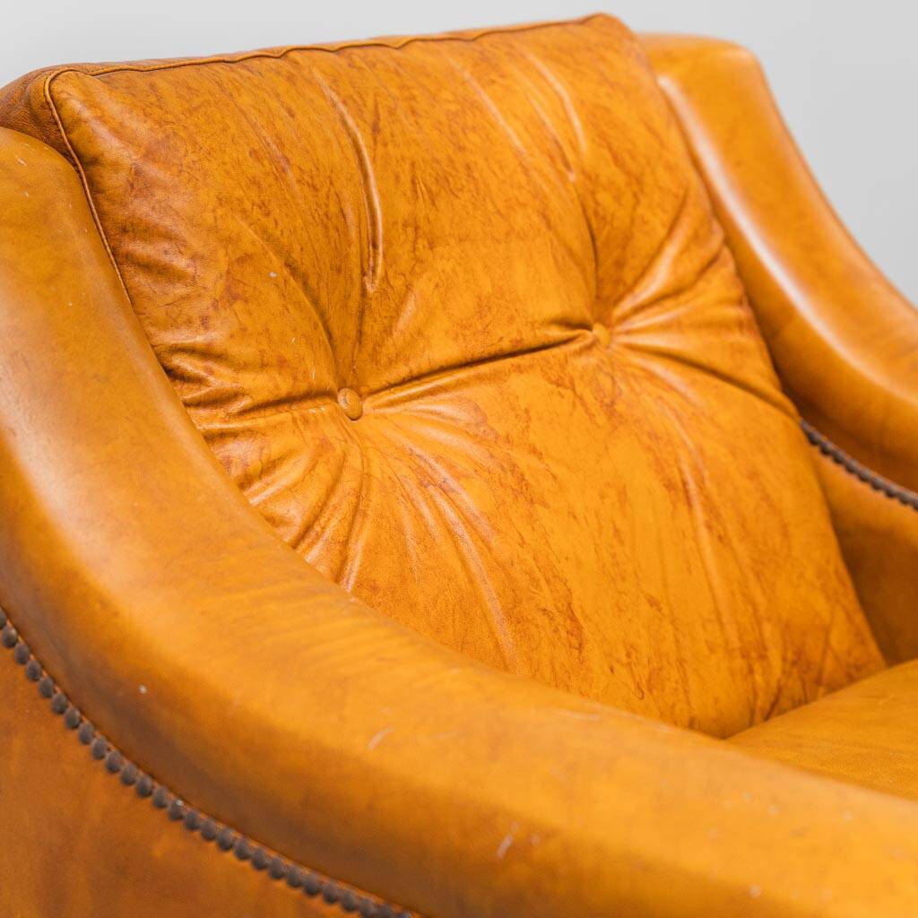 Coppia di poltrone in eco-pelle marrone anni ’50 vintage modernariato