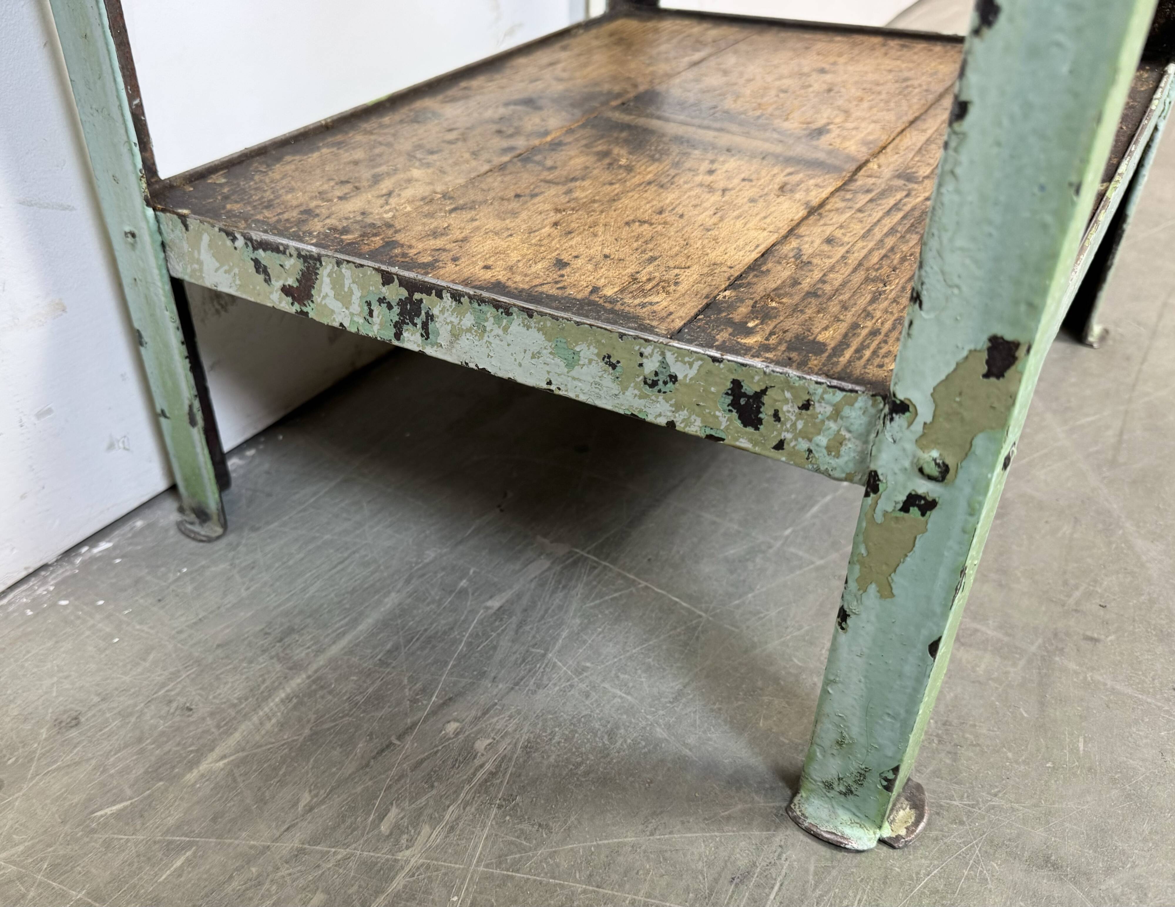 Table industrielle en fer vert, années 1950