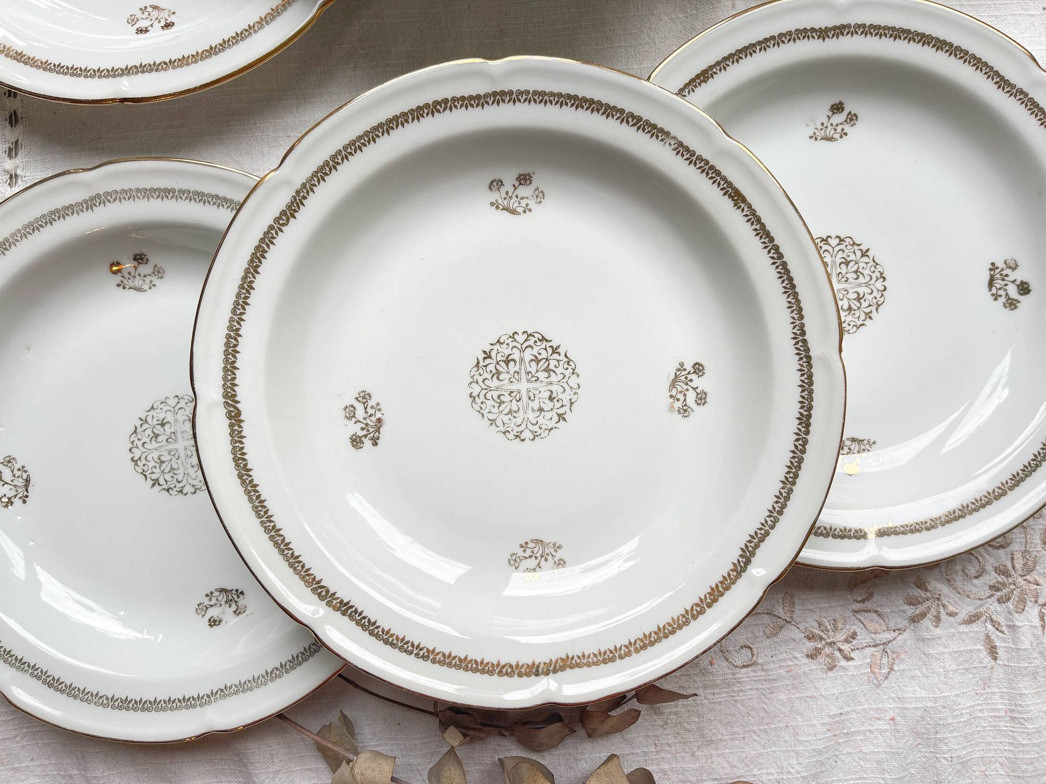 6 Assiettes creuses porcelaine vintage Française motif rosace dorées