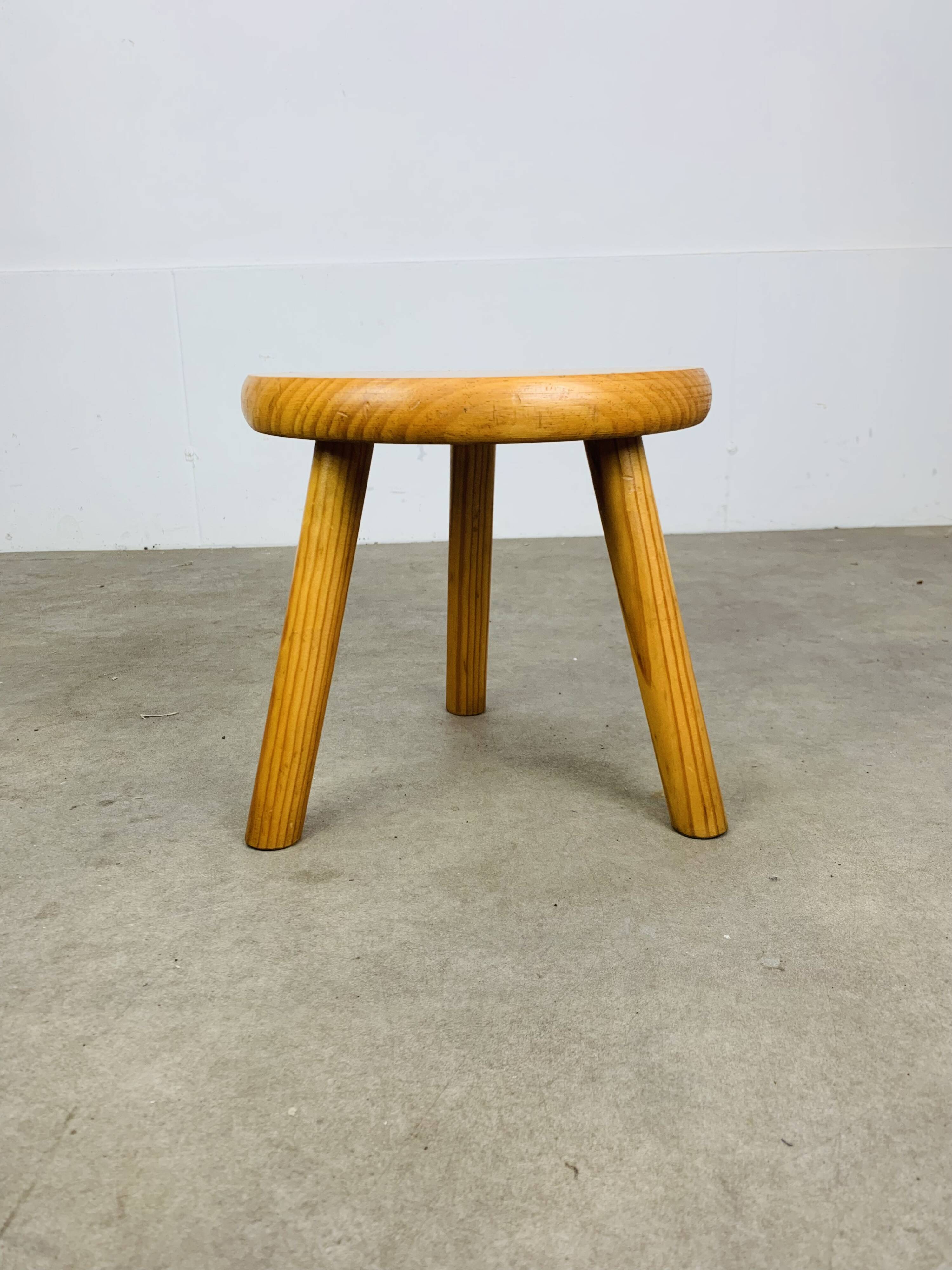 Tripod stool in pine, solid wood, vintage, mountain chalet style.