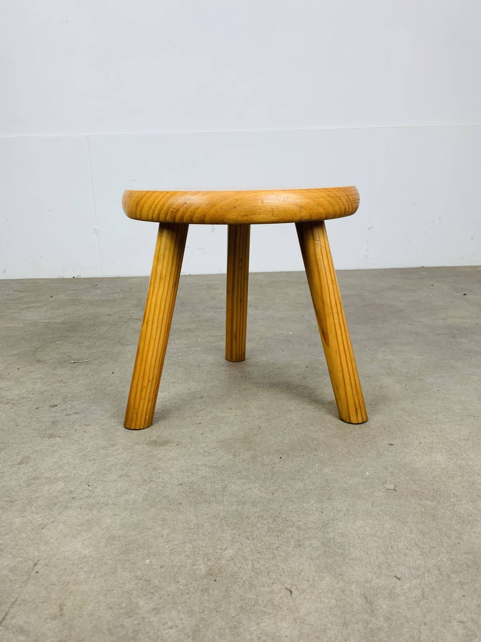 Tripod stool in pine, solid wood, vintage, mountain chalet style.