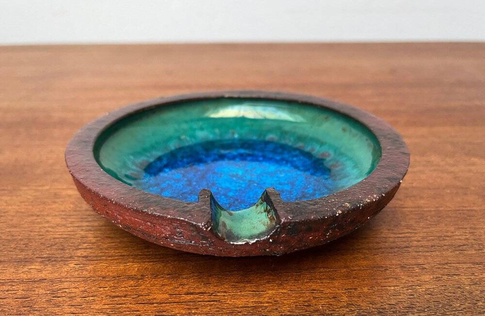 Ashtray or bowl in brutalist studio pottery by Gerhard Liebenthron, mid-century, 1960s, 1968.