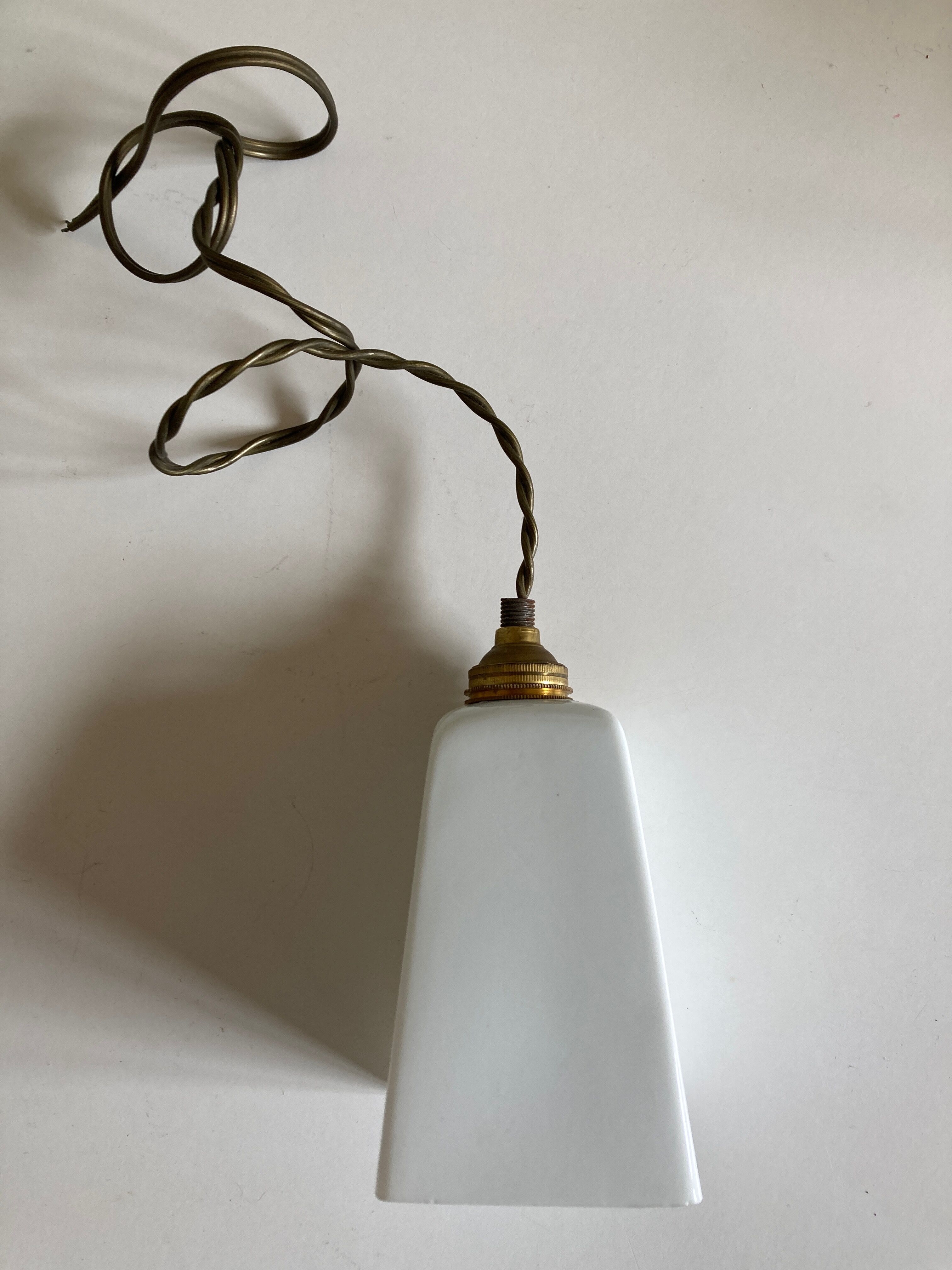 Suspension de salle de bain art déco  moderniste en opaline