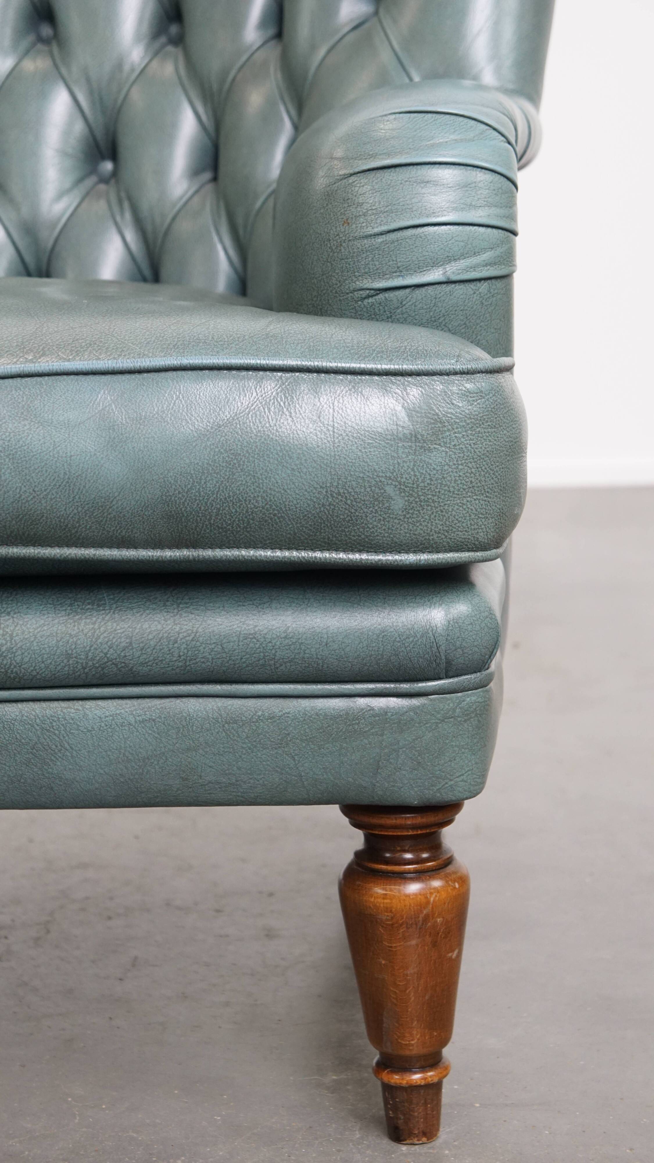 Fauteuil Chesterfield bleu en cuir de vachette de style anglais
